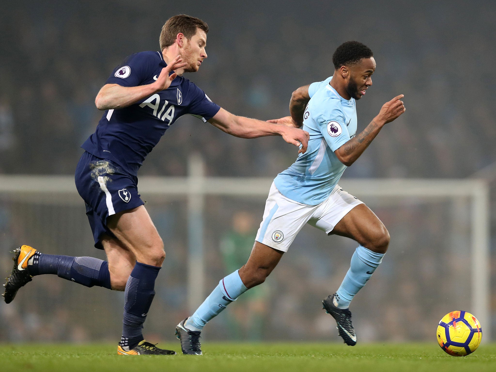 Raheem Sterling races to get away from Jan Vertonghen