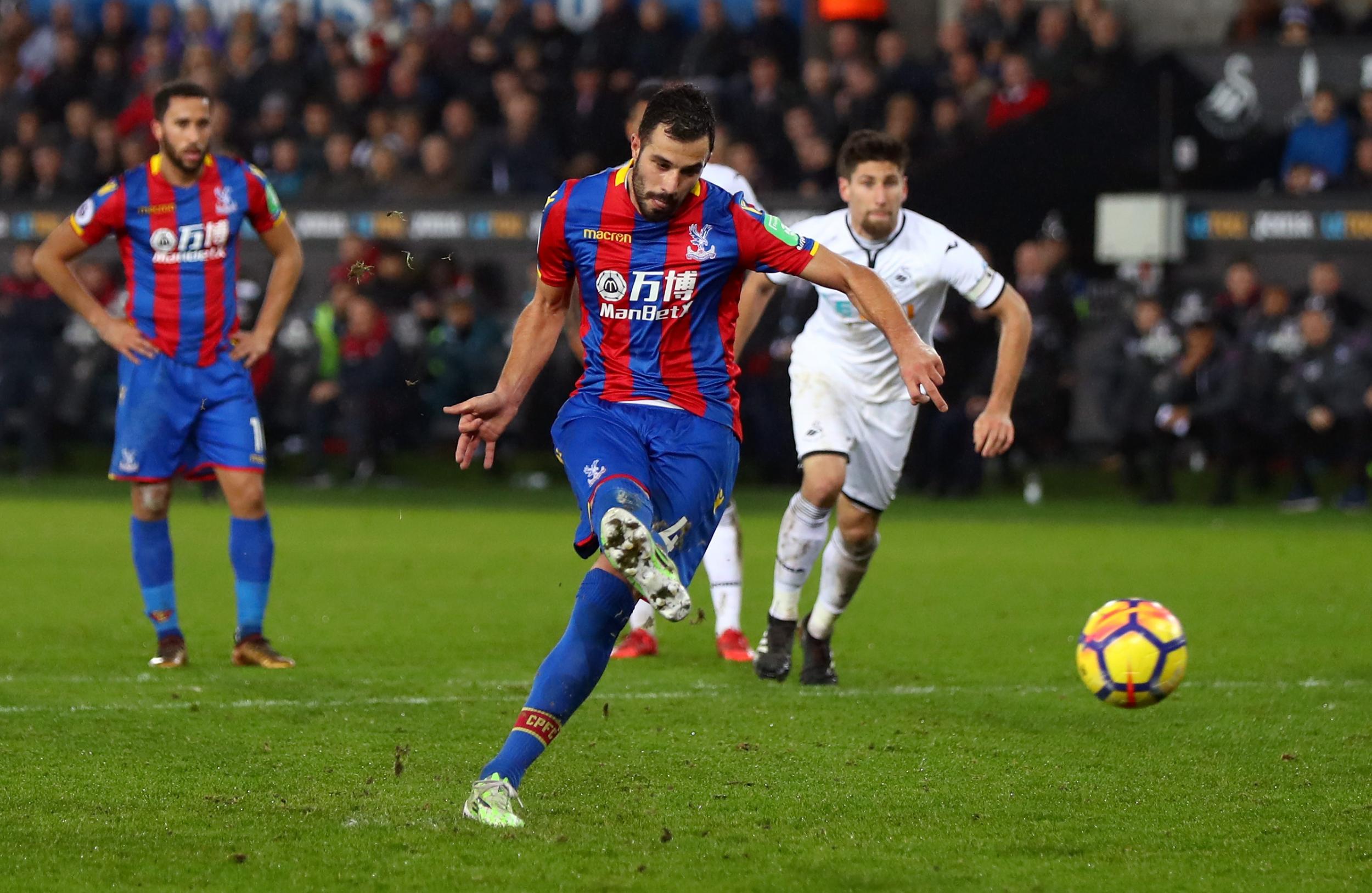 &#13;
Luka Milivojevic converts from the spot for Palace &#13;