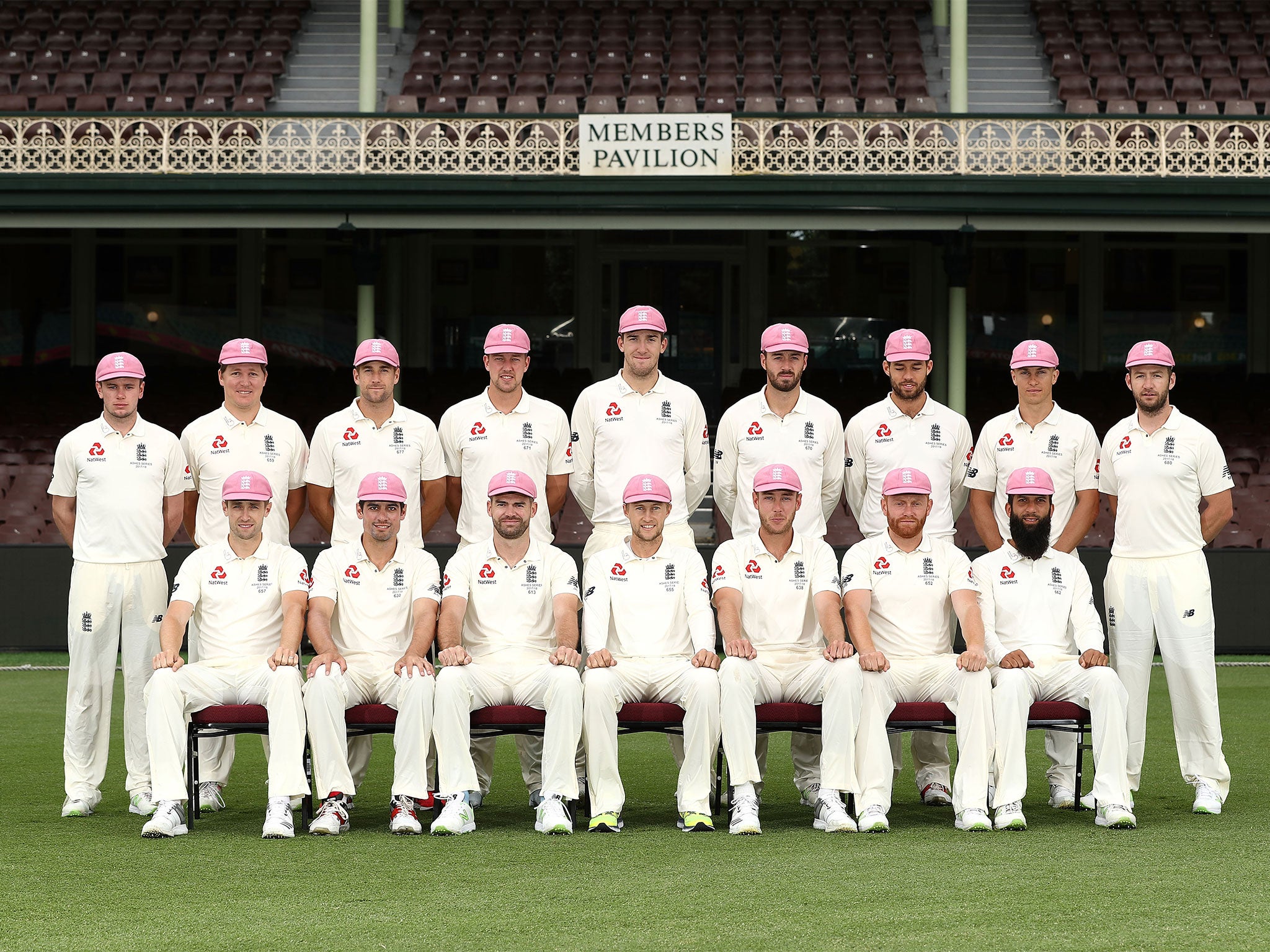 &#13;
England’s team pose with pink hats for the Jane McGrath foundation &#13;