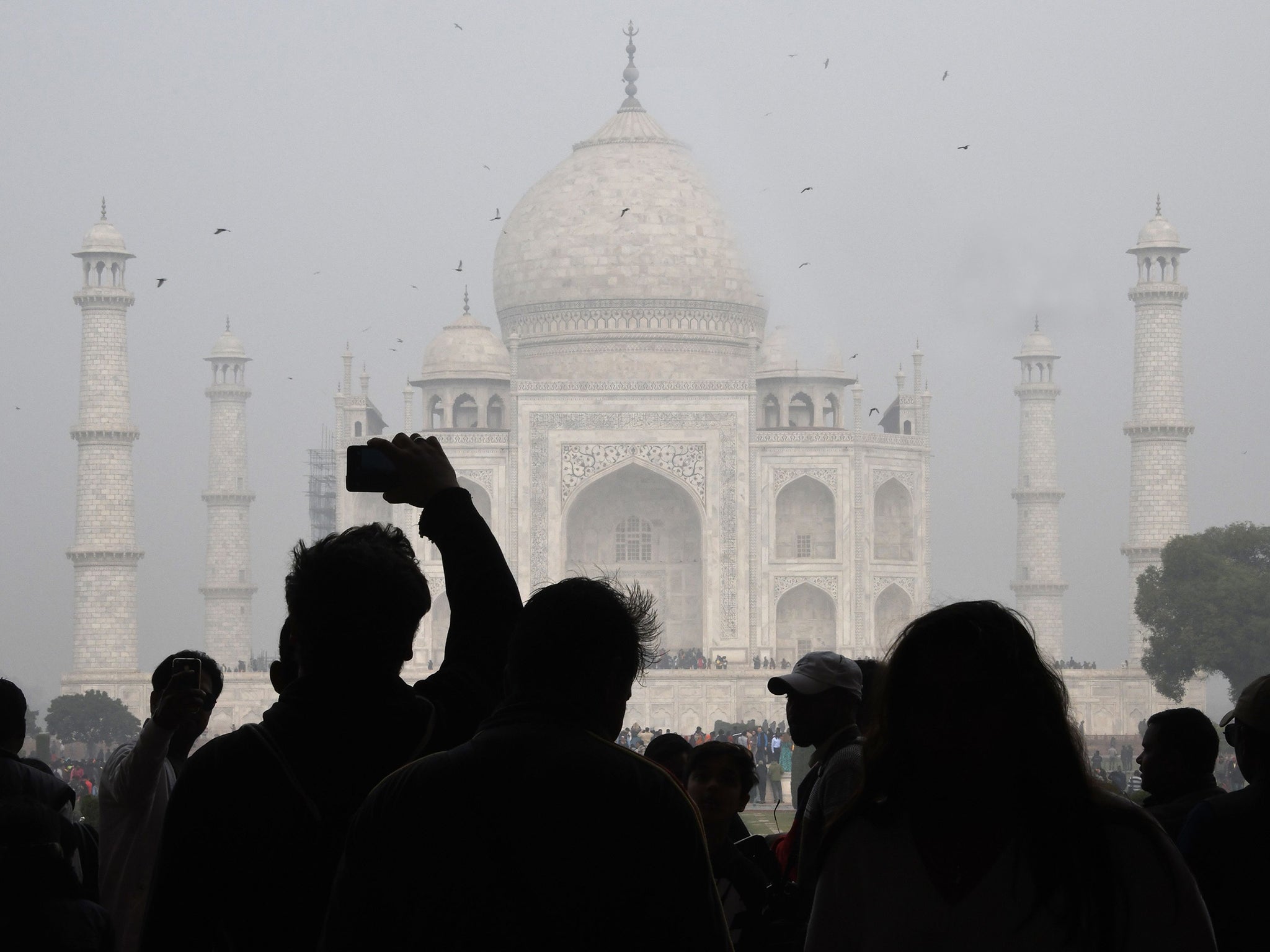 The metal scaffolds that workers used to apply mud paste to the minarets are too heavy and rigid to assemble around the dome (AFP/Getty)