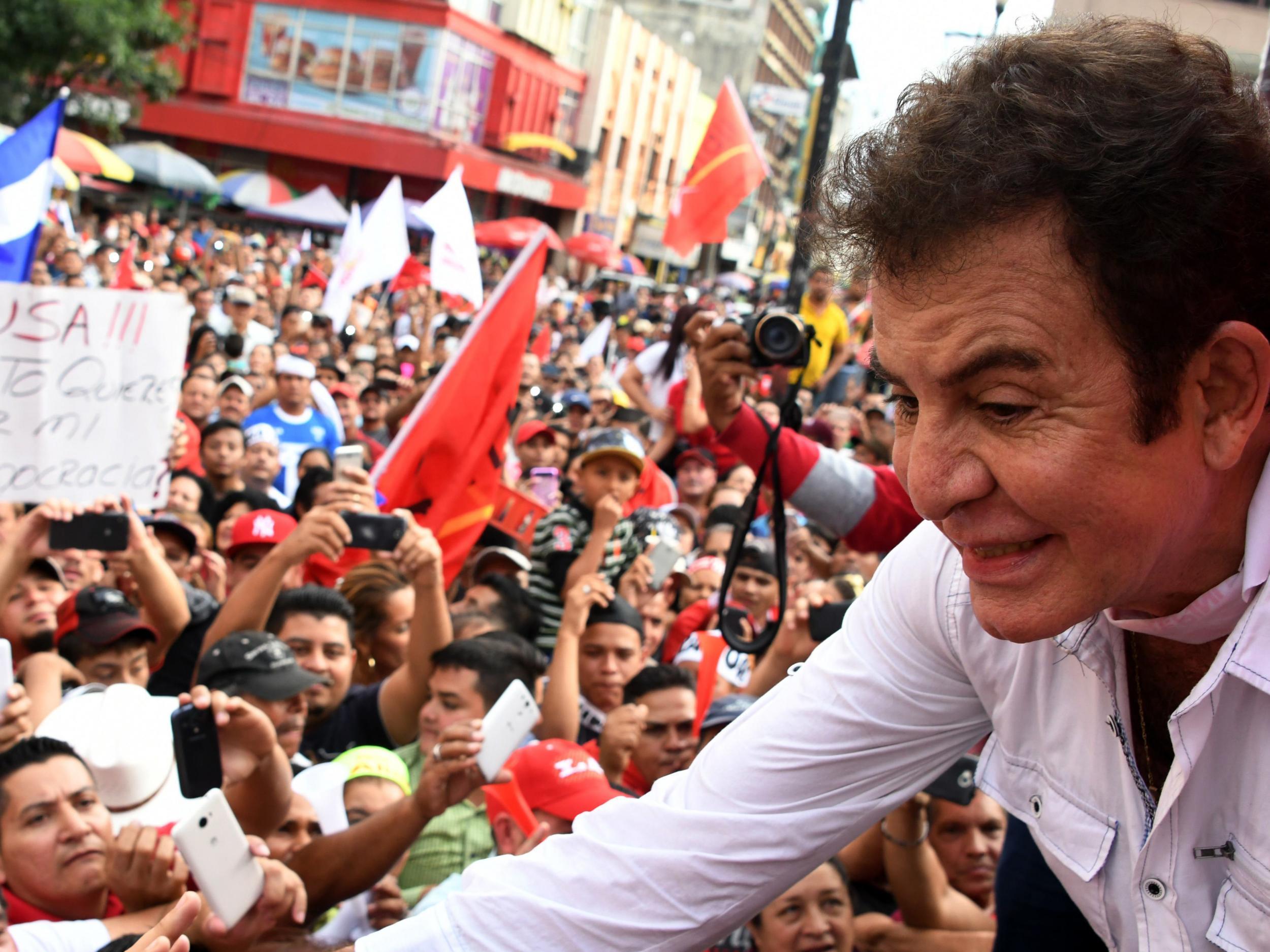 Salvador Nasralla addresses the crowd in San Pedro Sula during the protest against the reelection of Juan Orlando Hernandez