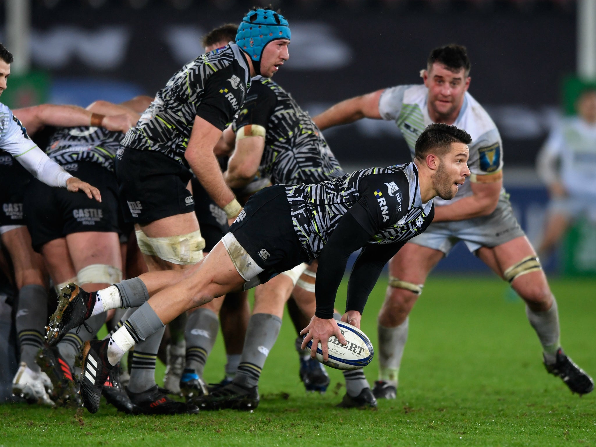 Rhys Webb passes the ball towards Dan Biggar