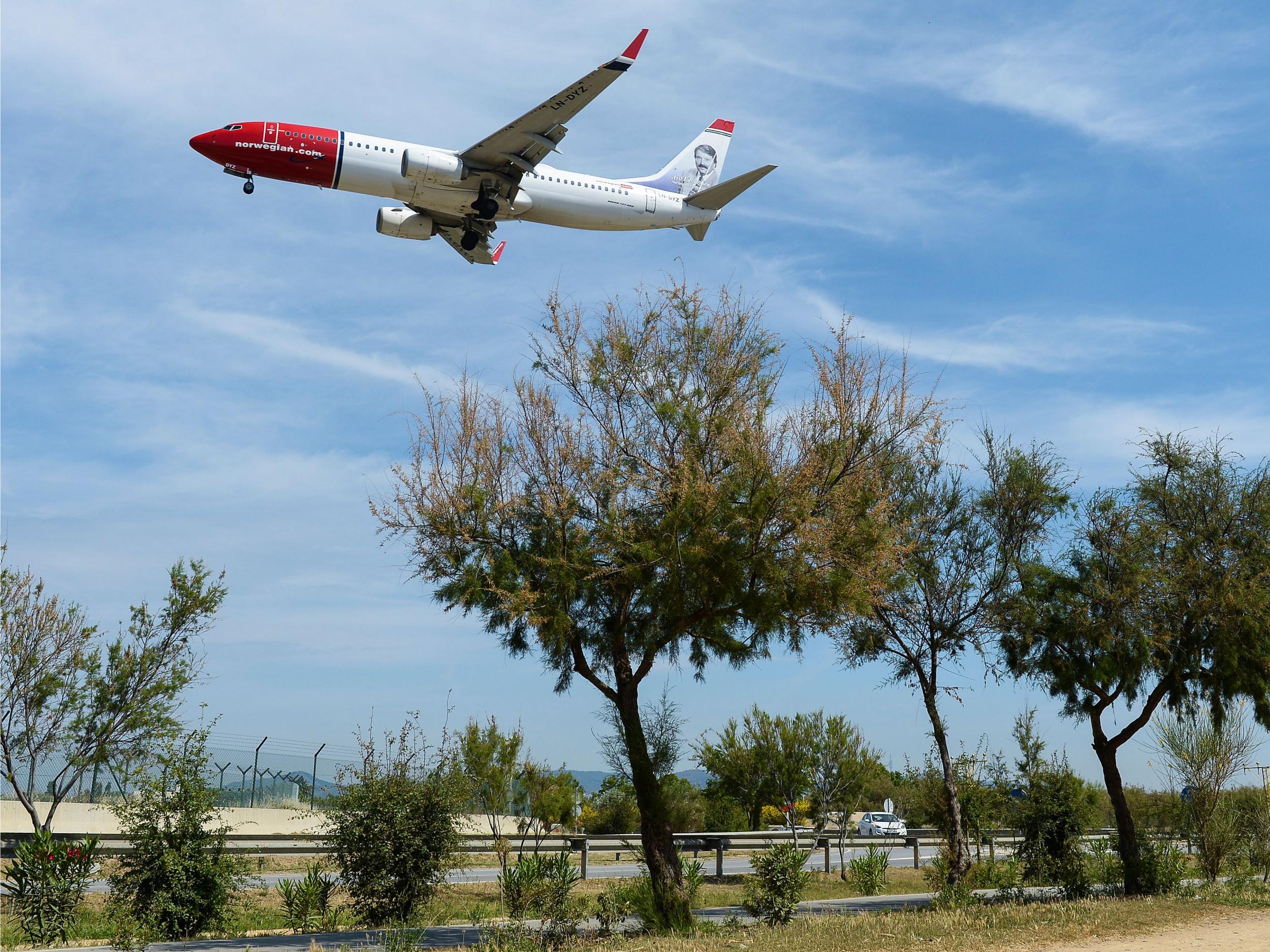 Avinor will reduce aircraft greenhouse gas emissions in the short term by phasing in biofuels