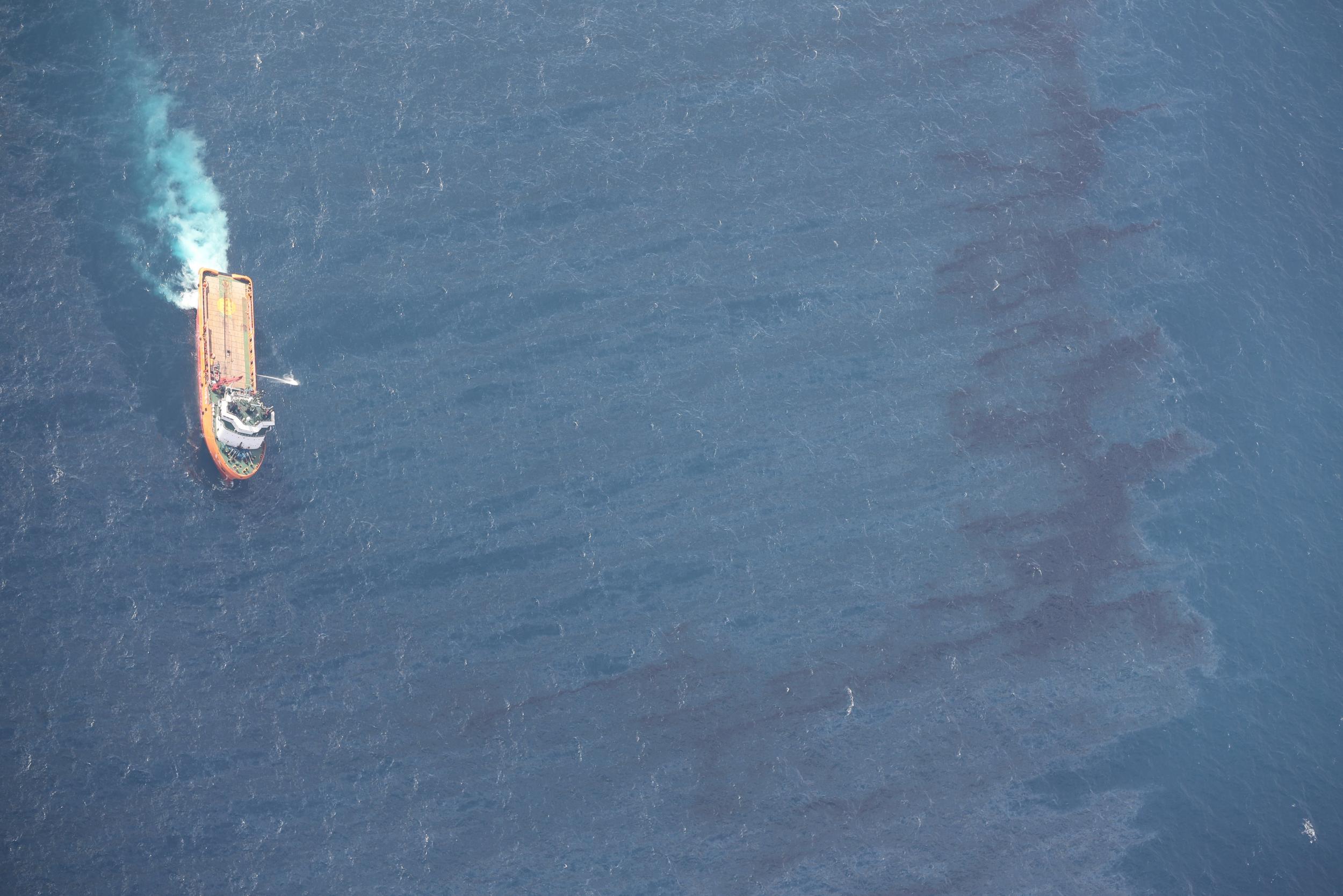 A rescue ship cleans the oil slick left by the Sanchi off China's eastern coast