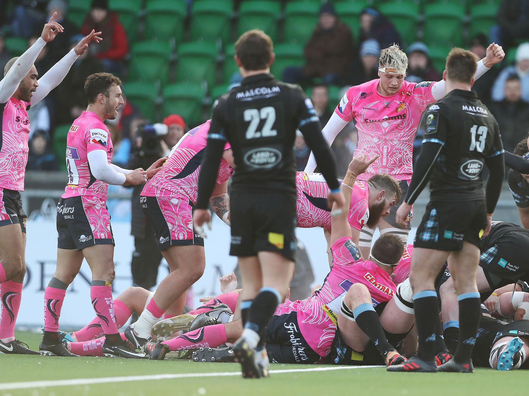 Exeter celebrate after Sam Simmonds touches down for the side's opening try