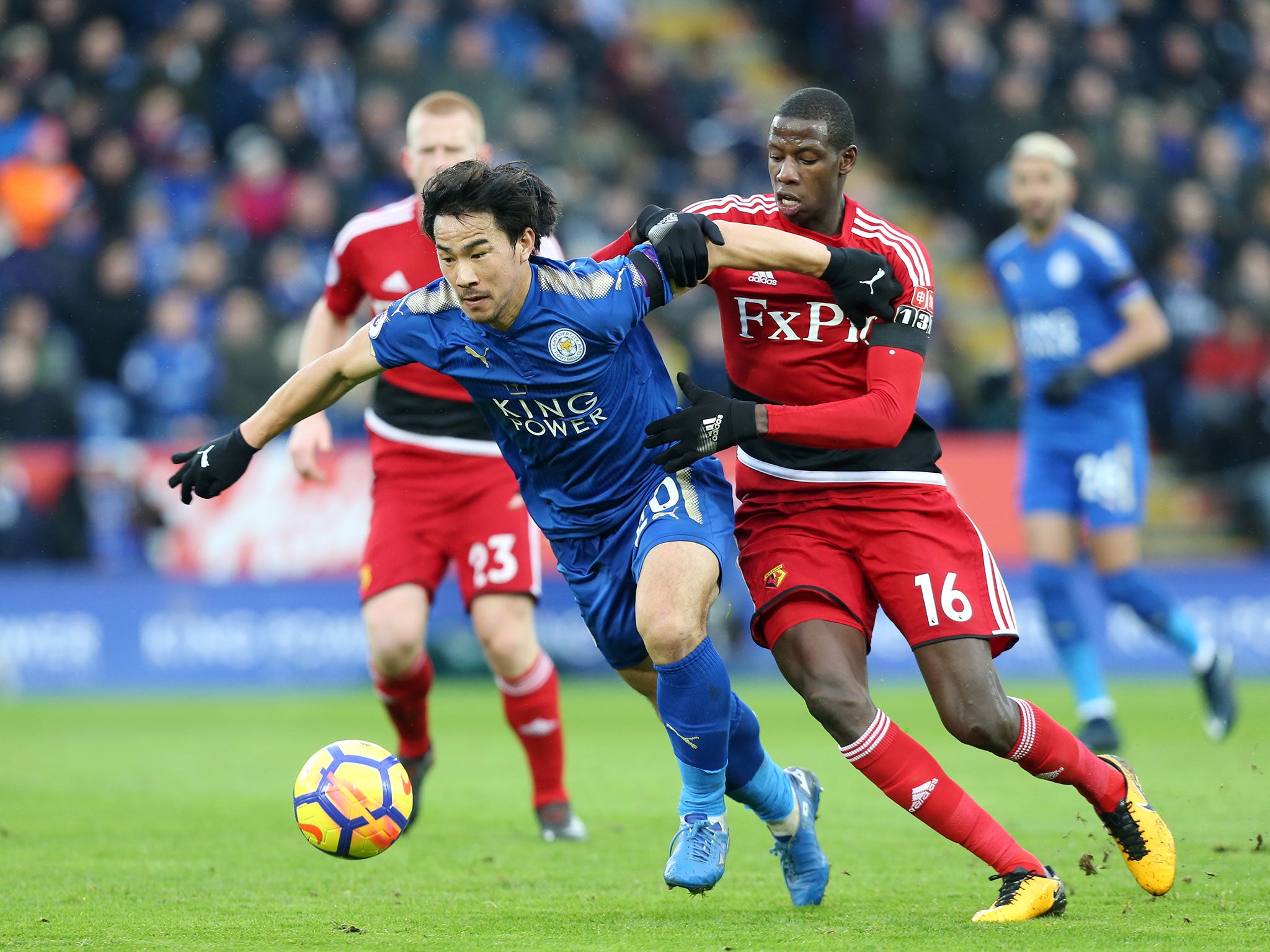 Shinji Okazaki attempts to get away from Abdoulaye Doucoure