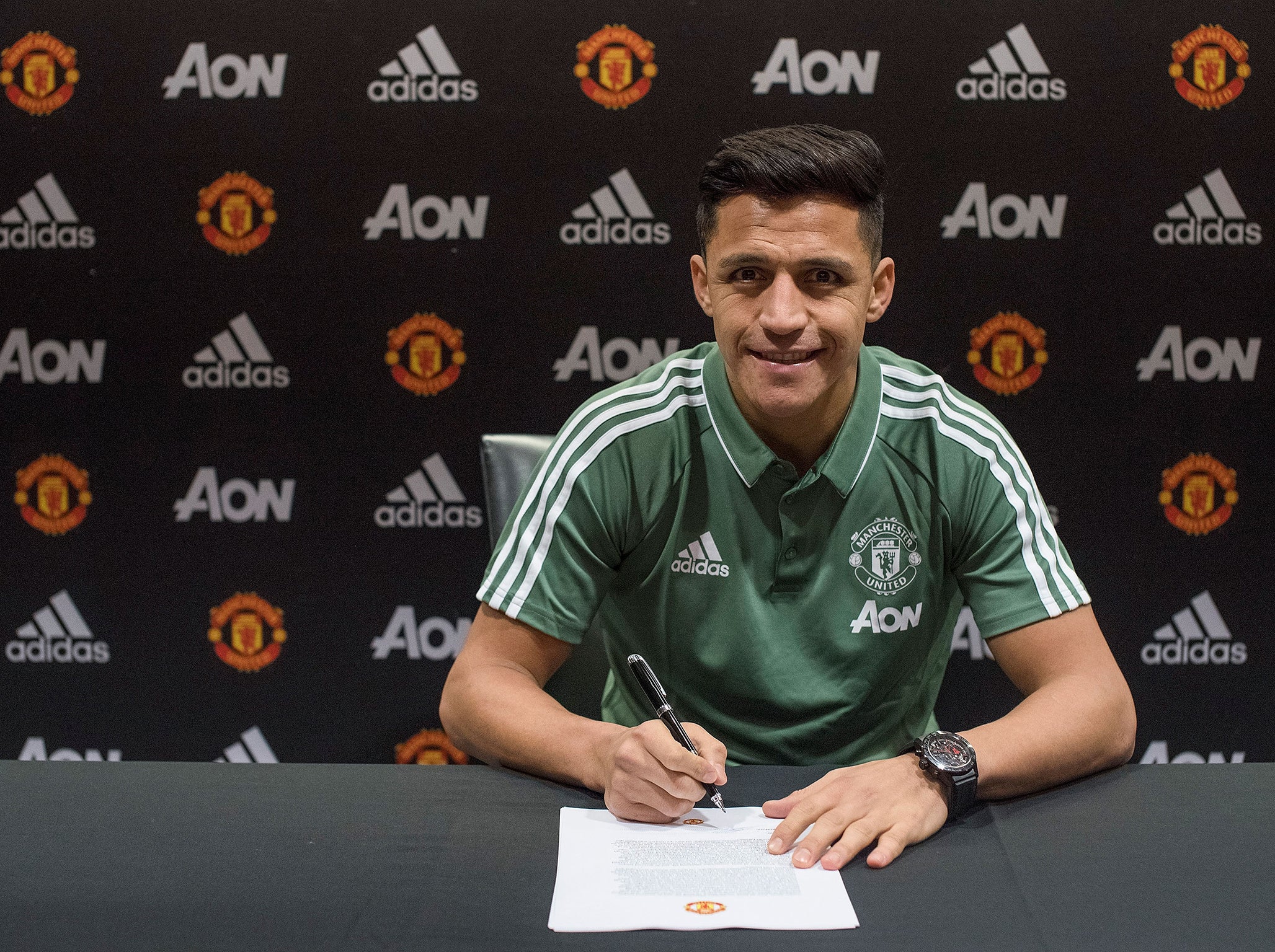 Alexis Sanchez completed his move to Manchester United on Monday