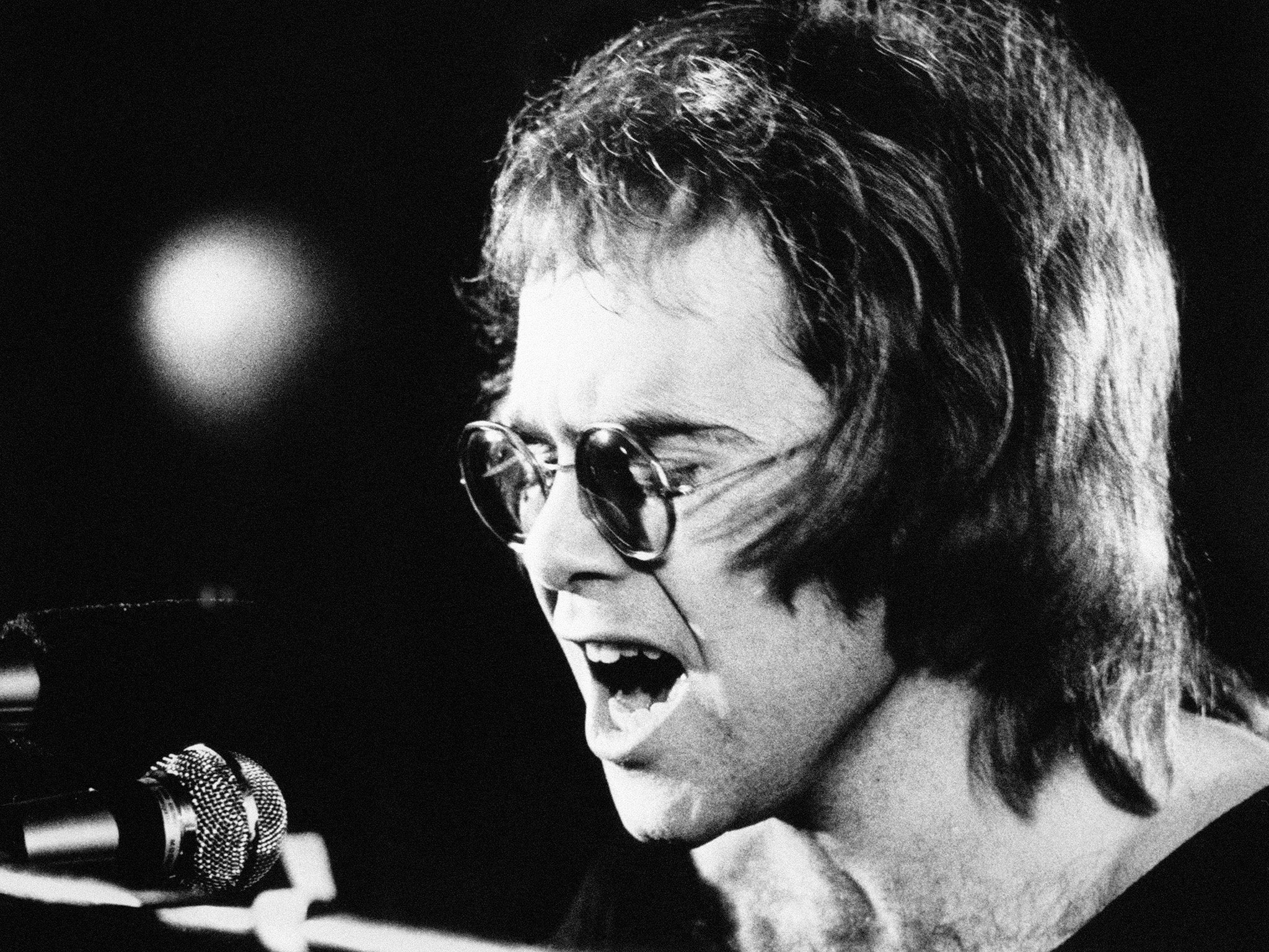 Elton John sings on stage during a gig in 1971.