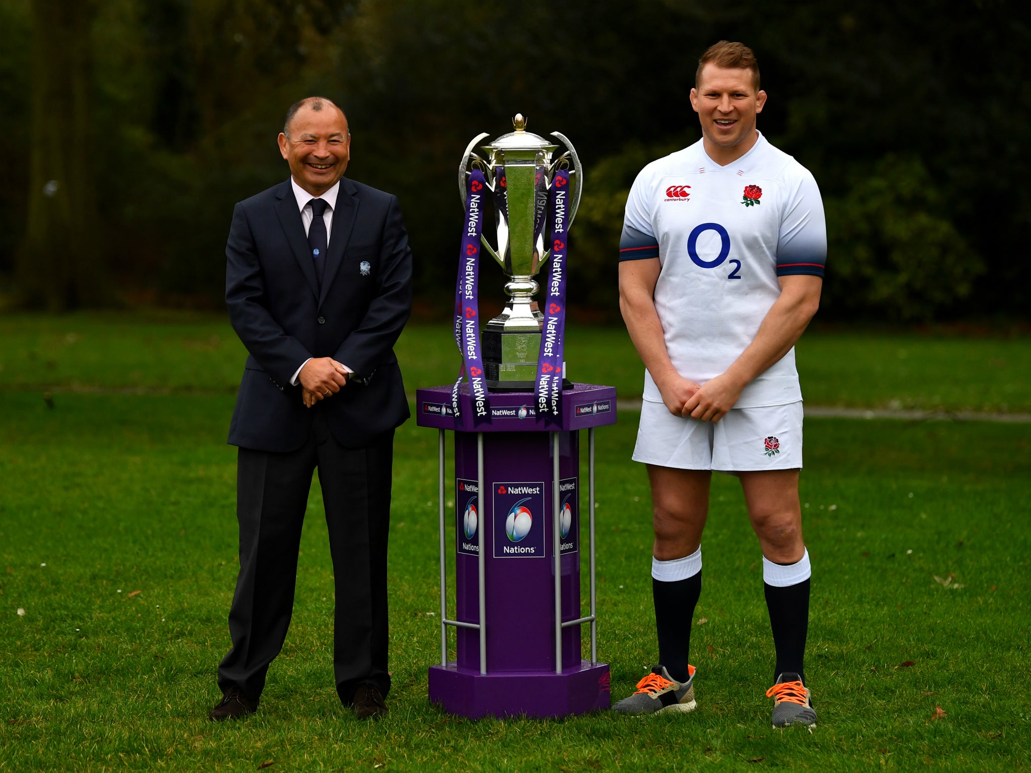 Eddie Jones poses with the Six Nations trophy alongside England captain Dylan Hartley