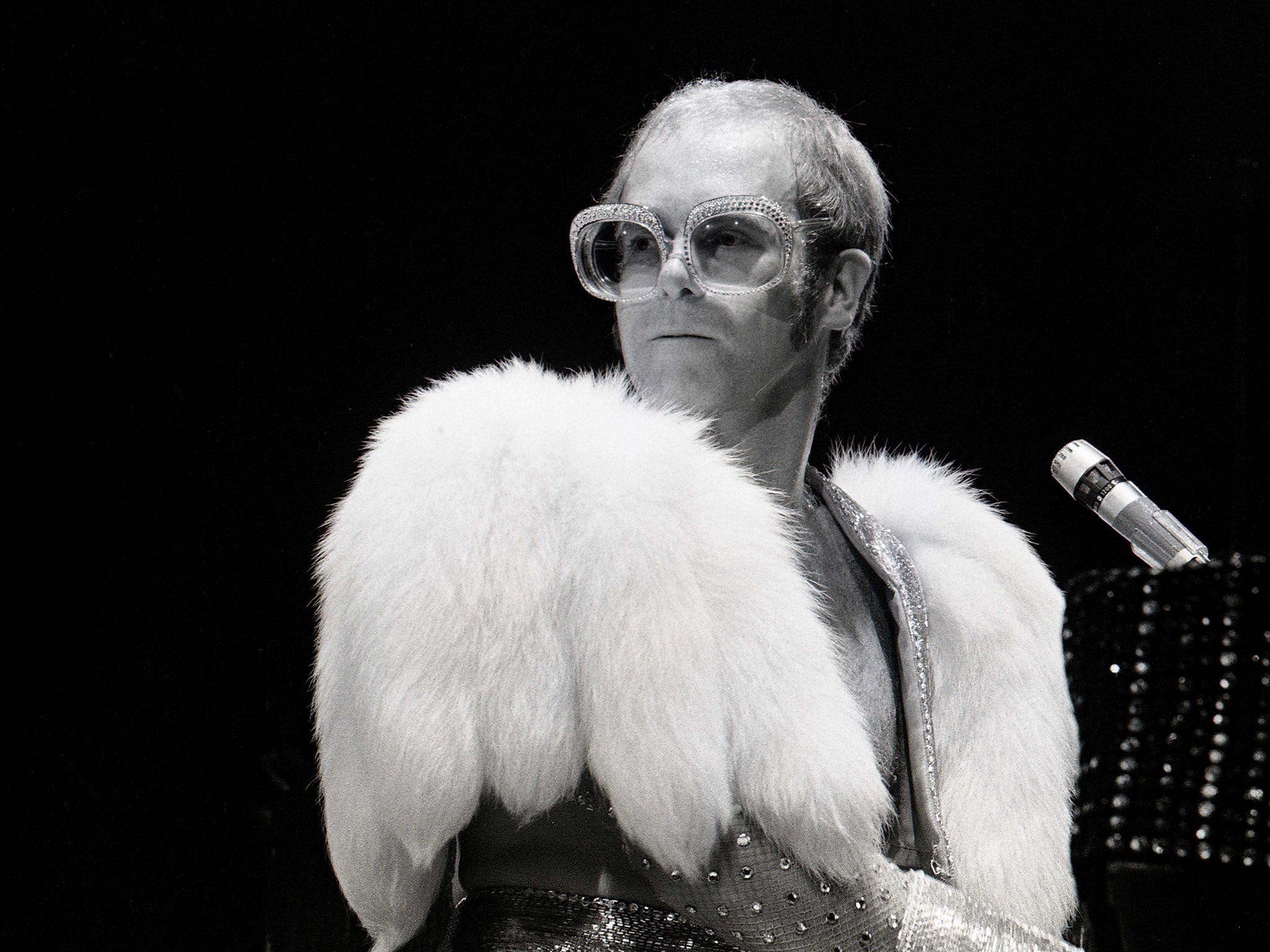 Elton John, the Grande Dame of British pop, is reportedly quitting performing live