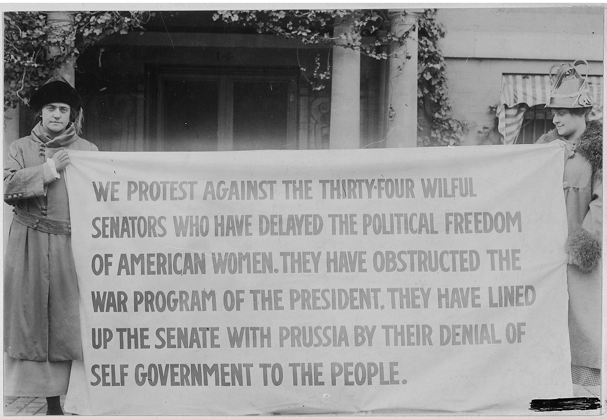 1917: Two women hold a suffrage protest banner, District of Columbia (Alamy)