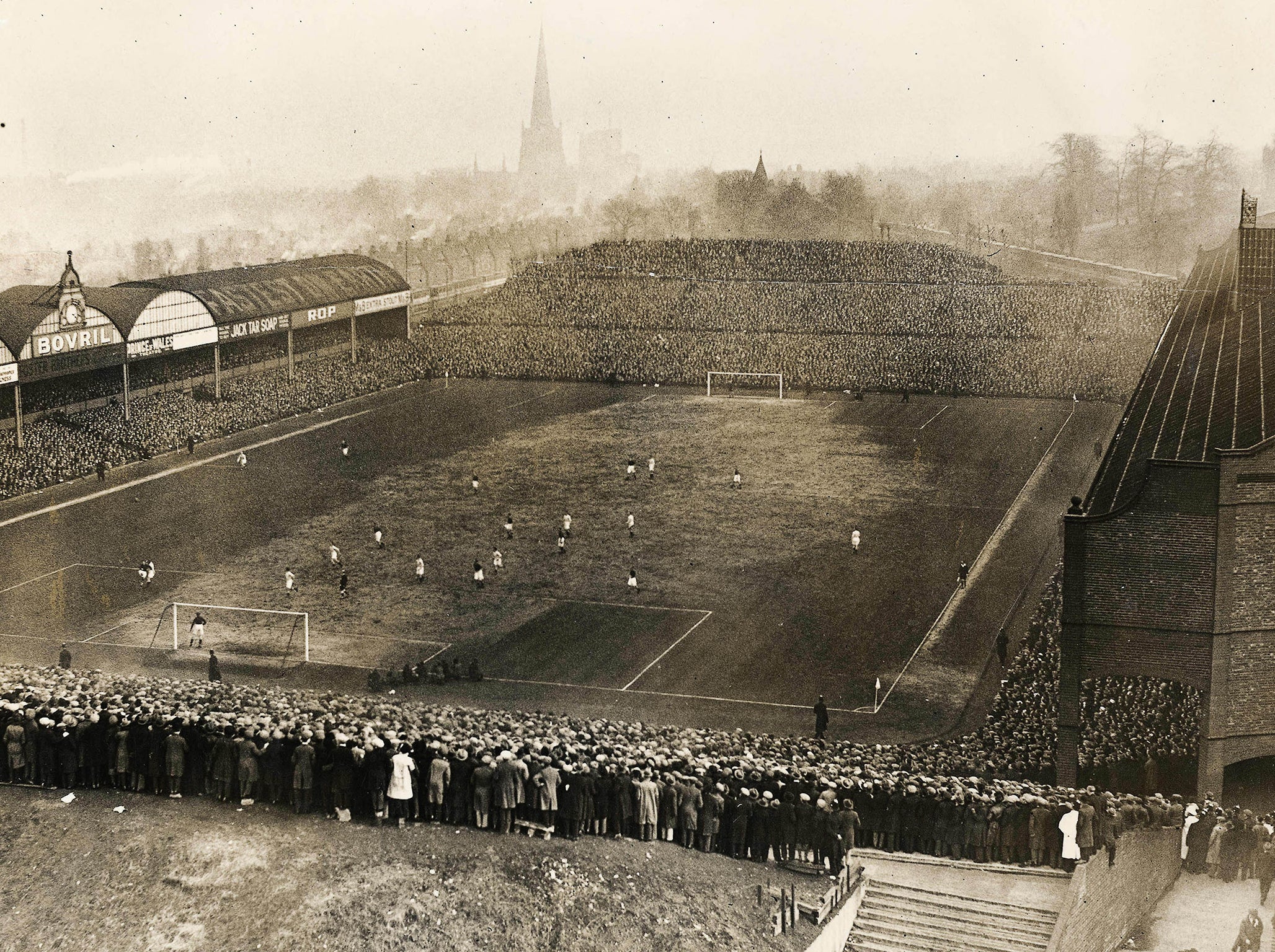 Villa host Birmingham in a 1932 Division One match