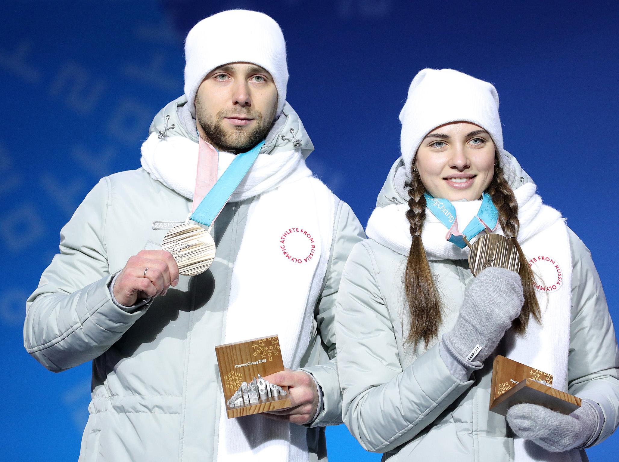 Aleksandr Krushelnitckii and his wife Anastasia Bryzgalova collect their bronze medals