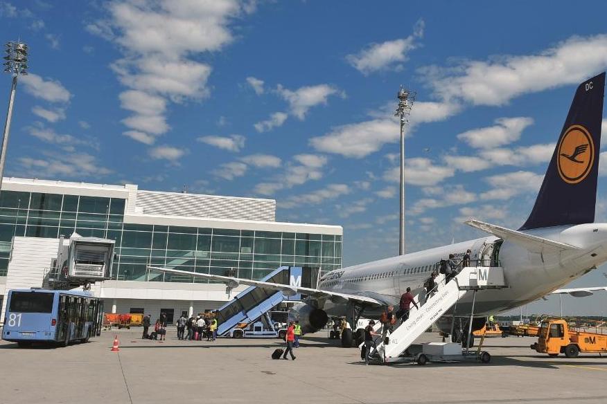 Remote control: Boarding a Lufthansa aircraft at a remote stand at Munich airport