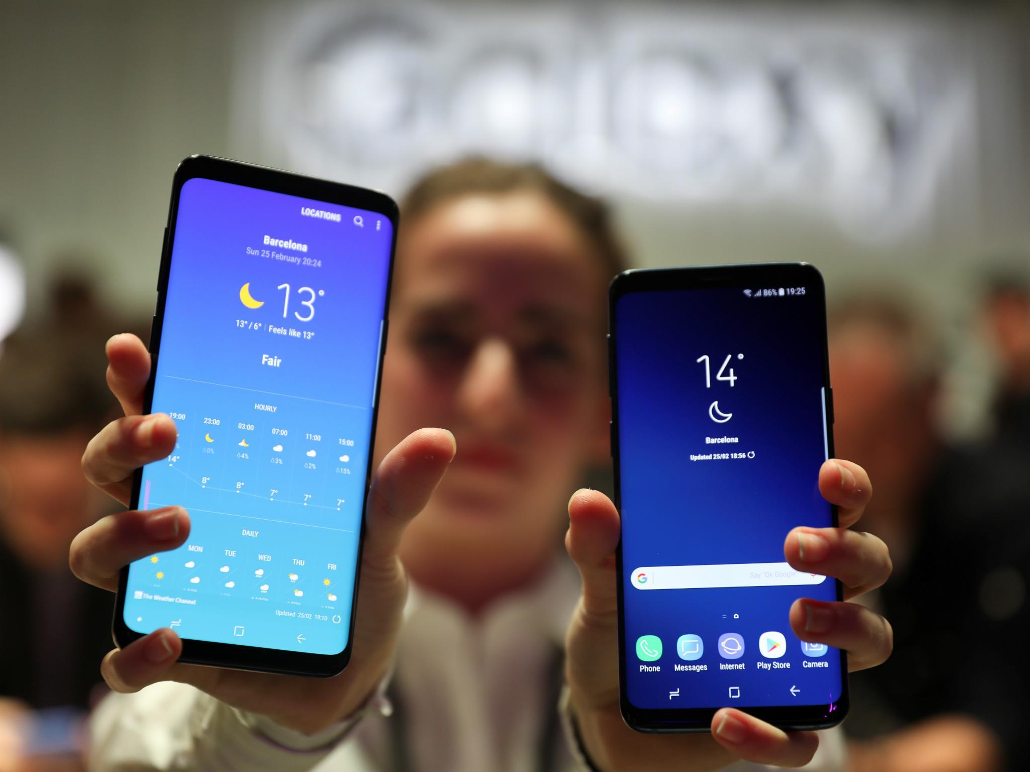 A hostess shows up Samsung’s new S9 (R) and S9 Plus devices after a presentation ceremony at the Mobile World Congress in Barcelona, Spain February 25, 2018