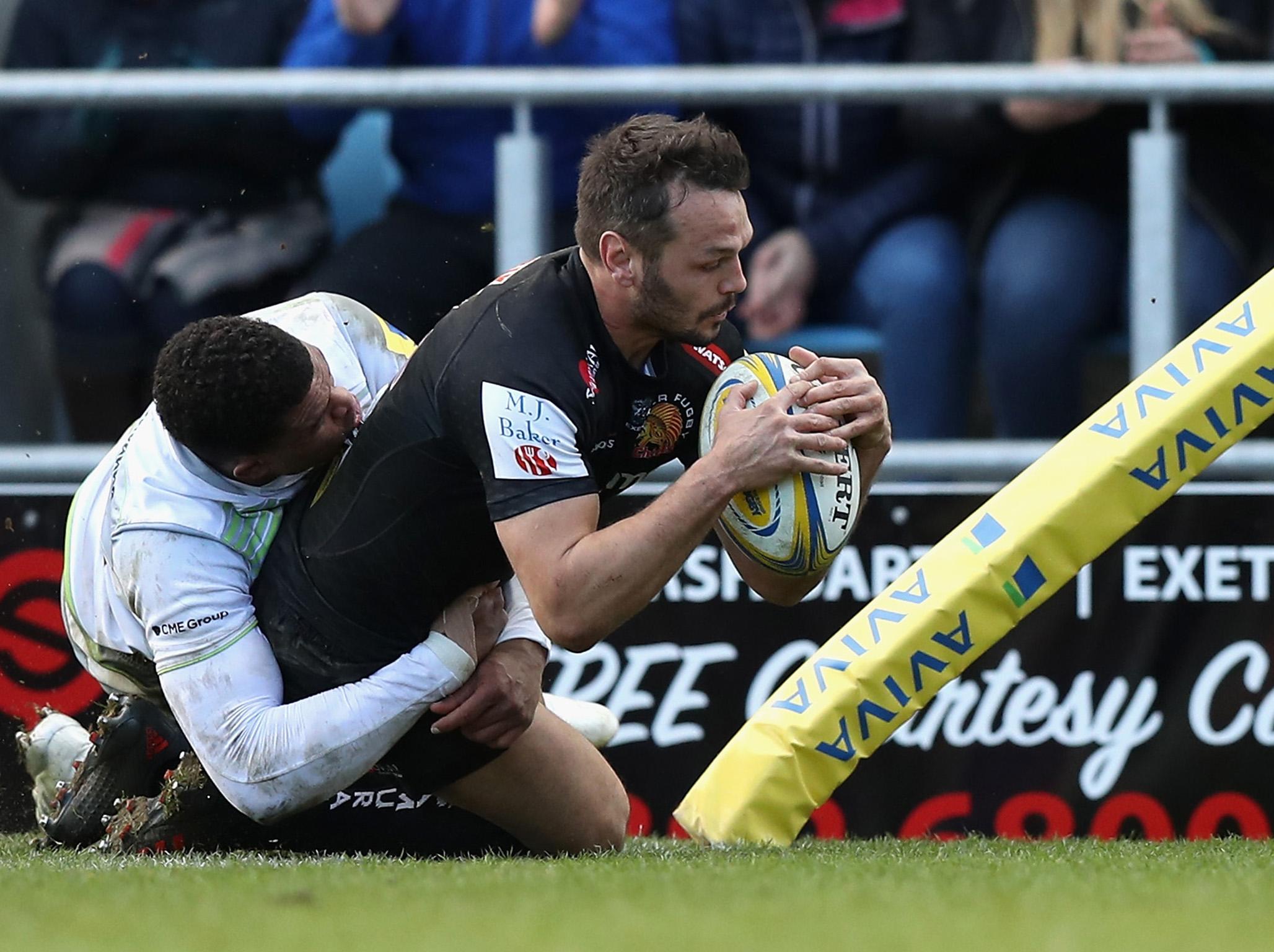 Phil Dollman outpaces Nathan Earle to touch down in the corner