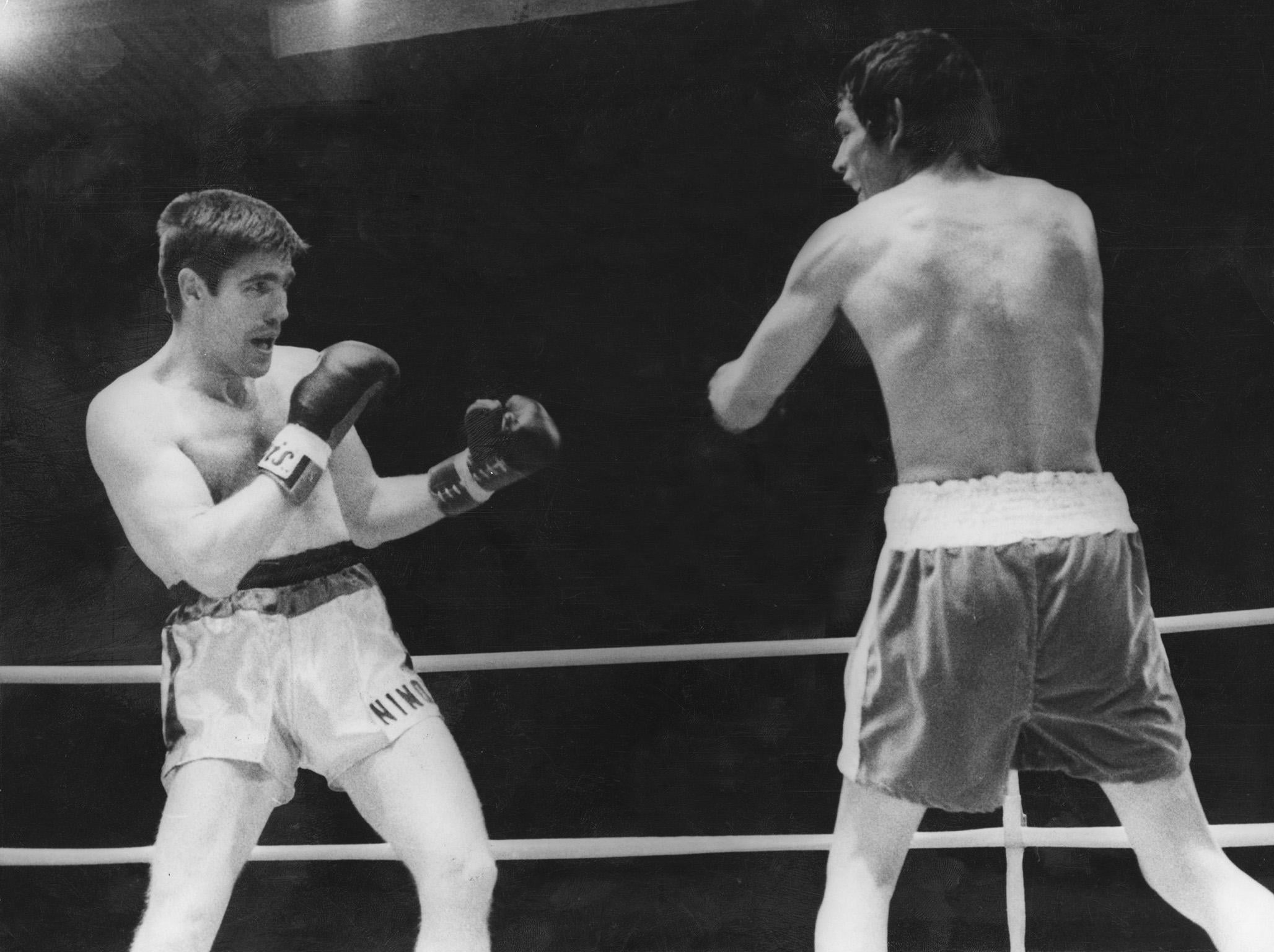 &#13;
Monzon, right, fighting Nino Benvenuti in Monte Carlo &#13;