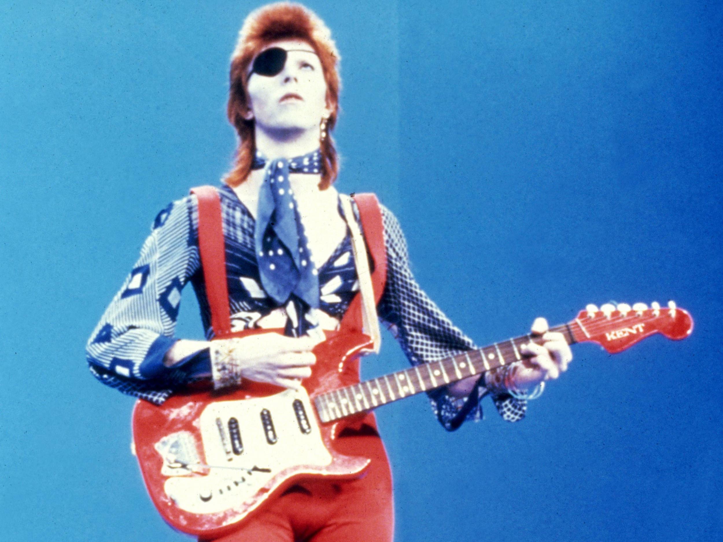 Pictorial proof that Ziggy did indeed play guitar (