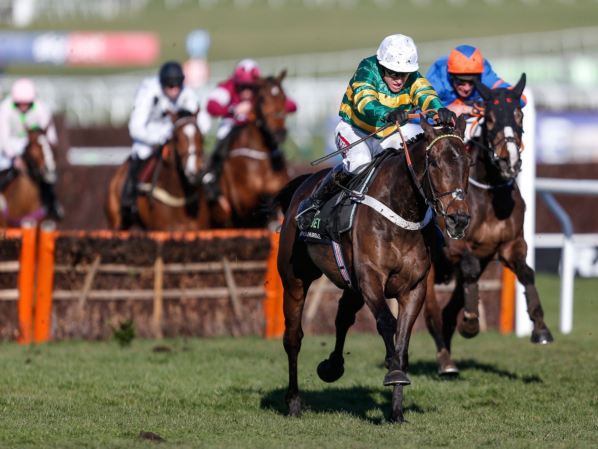 Barry Geraghty riding Buveur D'Air