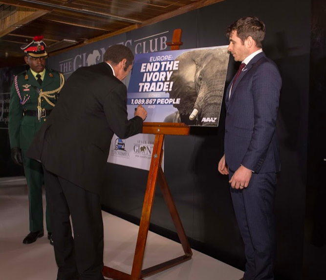 &#13;
President Khama signs the petition calling for the EU to end domestic ivory trade. David Clift/ Space for Giants&#13;