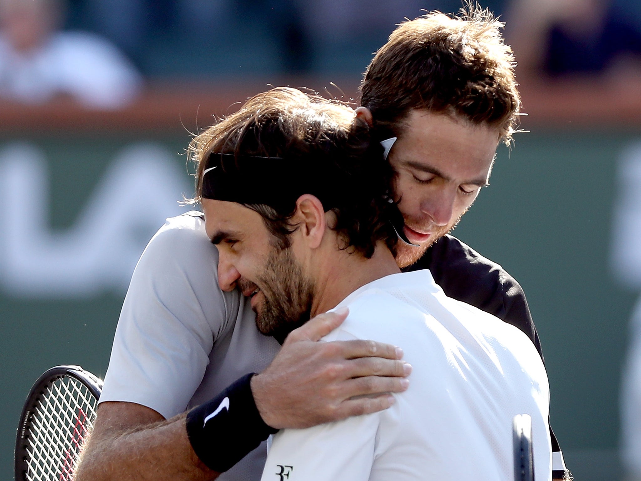 Roger Federer congratulates Del Potro after their final encounter