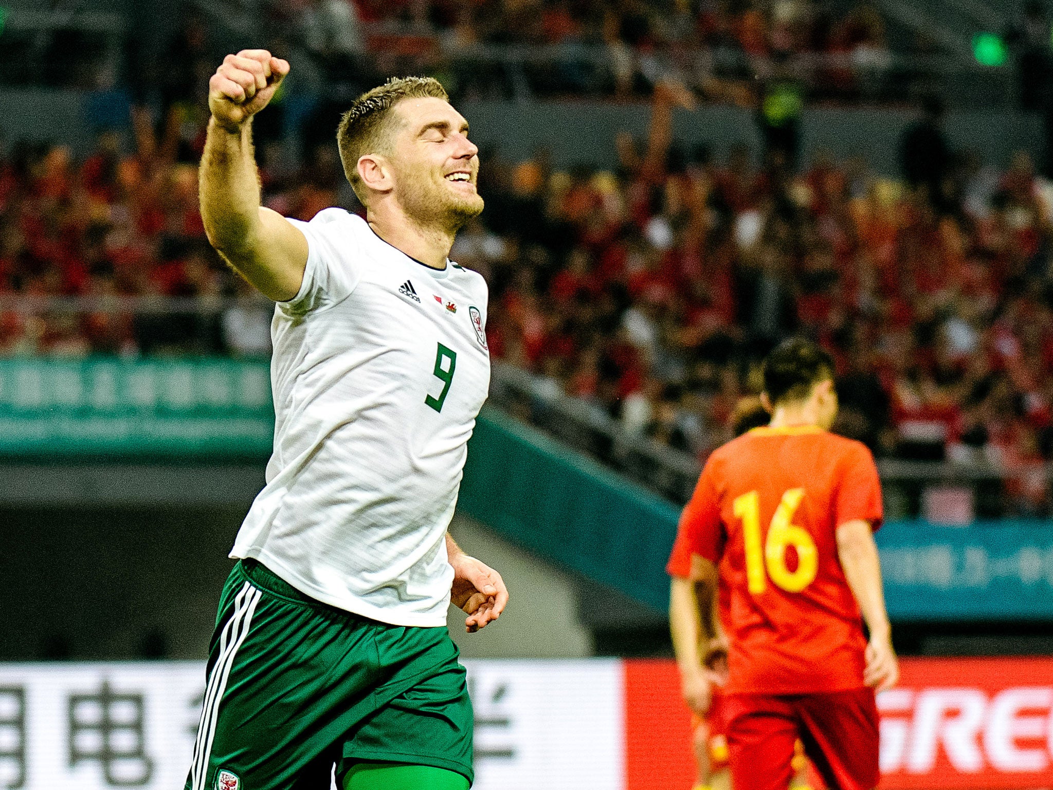 Sam Vokes celebrates Wales' third goal