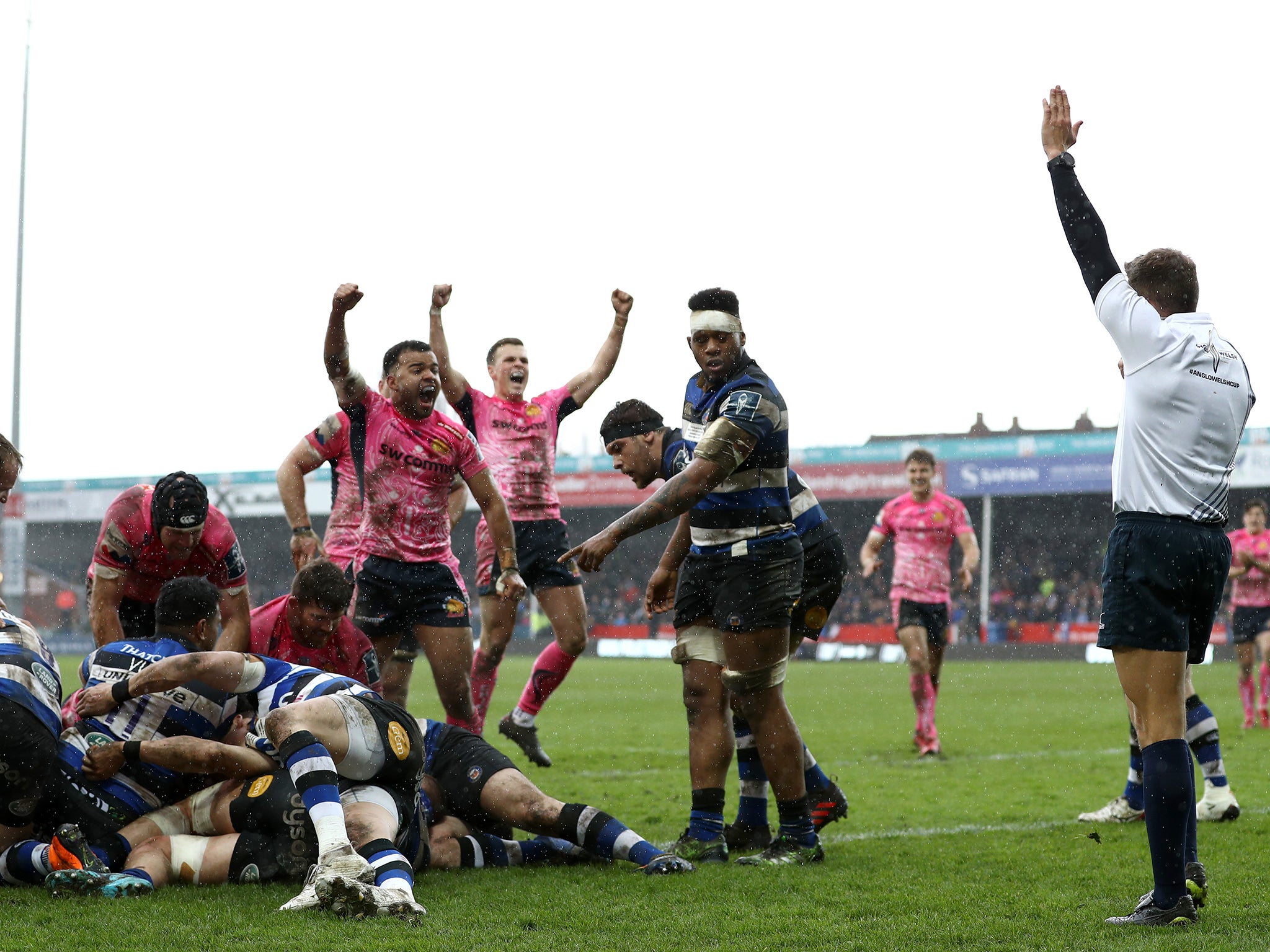 Exeter celebrate after Toby Salmon burrows over for a try