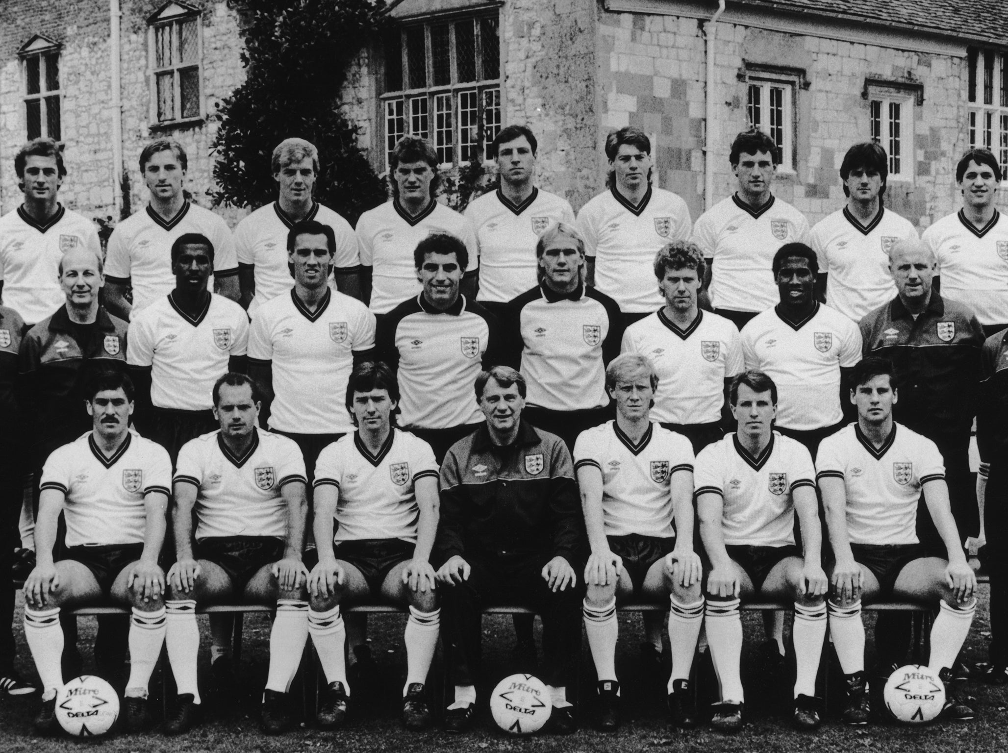 Wilkins (front row, second left) with his England team-mates in 1986
