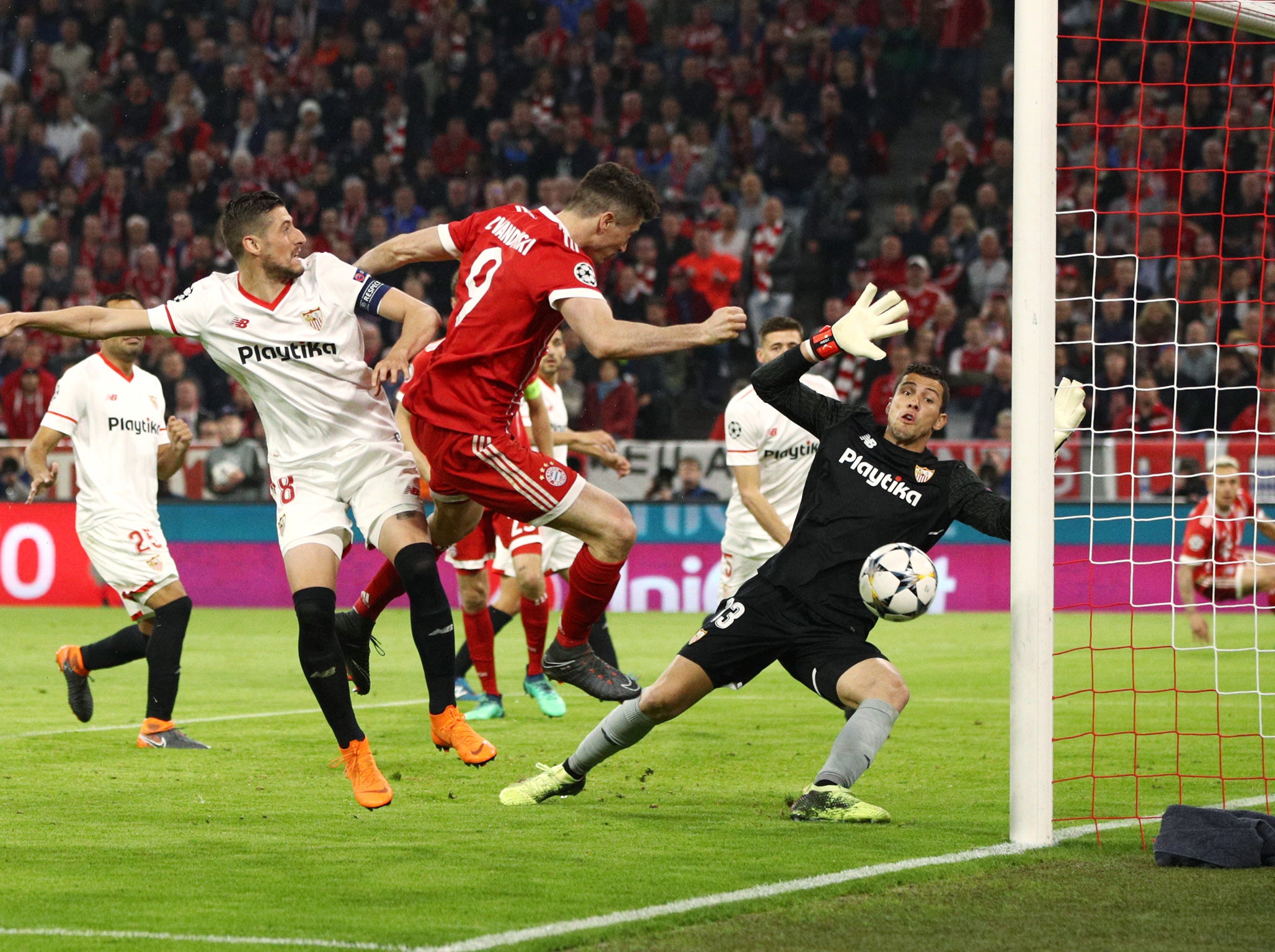 Lewandowski missed a fine chance at the back post