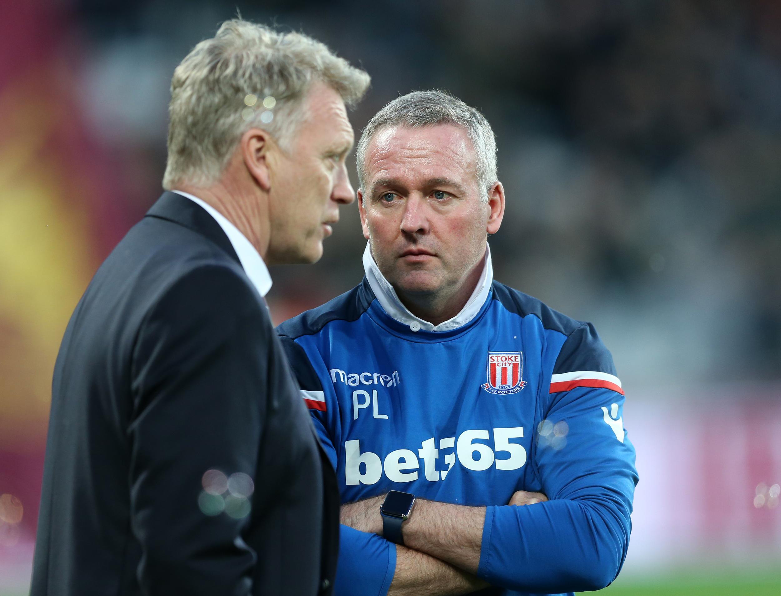 The two managers share a word on the touchline at the London Stadium