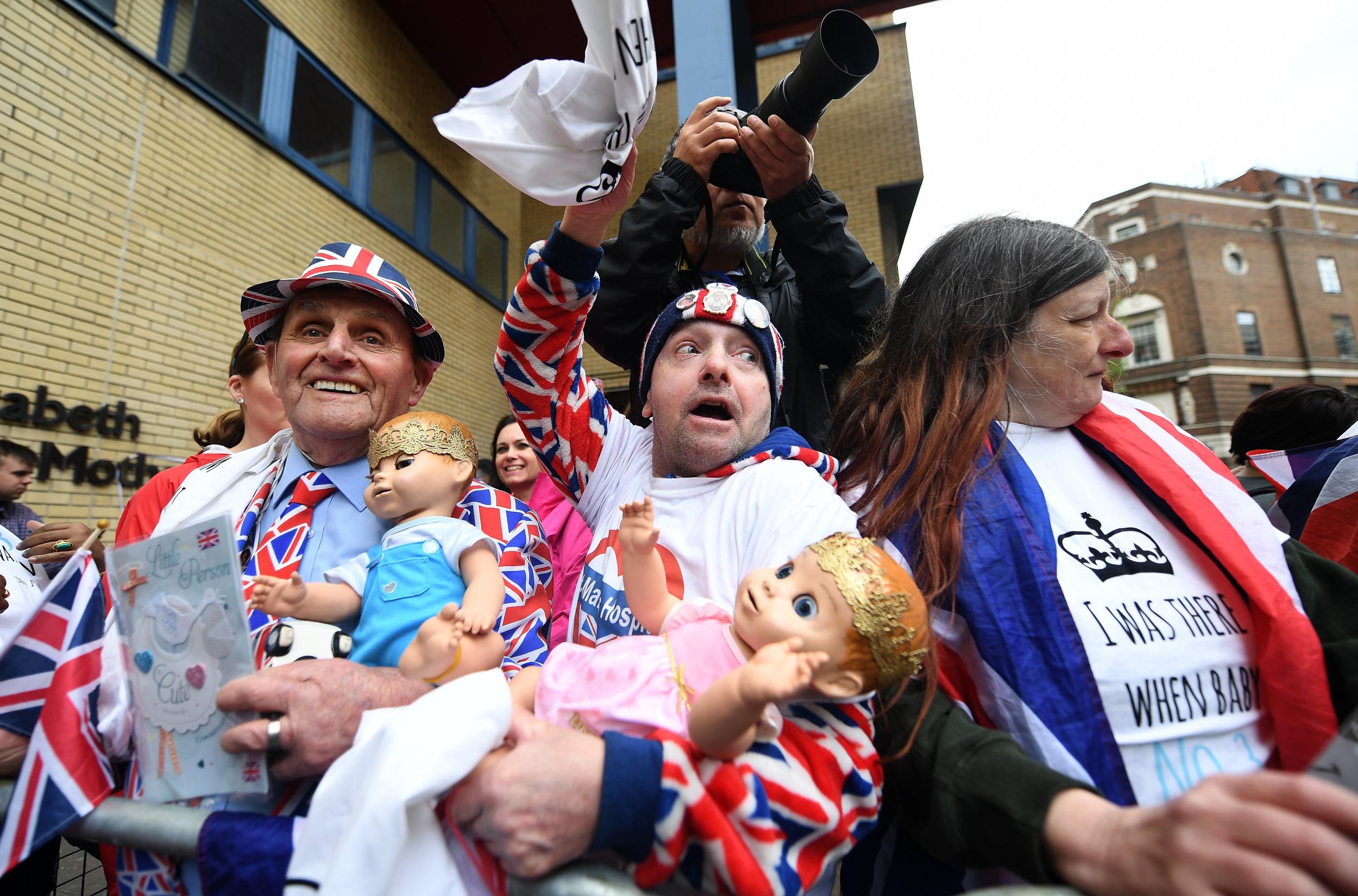 epa06686892 Royal well-wishers gather outside the Lindo Wing of St. Mary's hospital in London, Britain, 23 April 2018. Kensington Palace has announced that the Duchess of Cambridge is in the early stages of labour and is expected to give birth to her third child at the Lindo Wing in London. EPA/ANDY RAIN