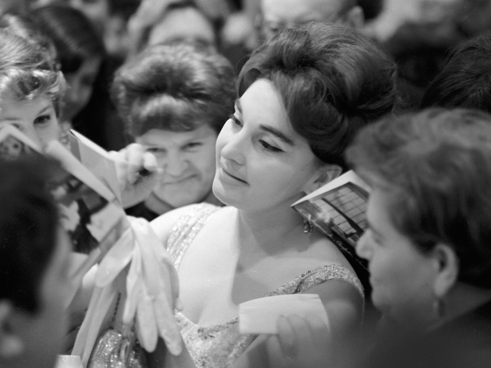 Abashidze promised her fans she would revive her career after the fall of the USSR, but it proved an elusive dream