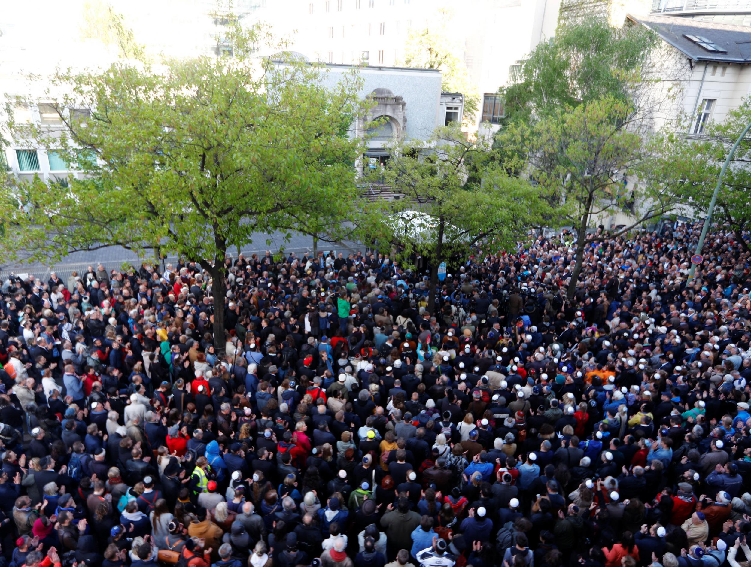 Thousands attend antisemitism march in Berlin