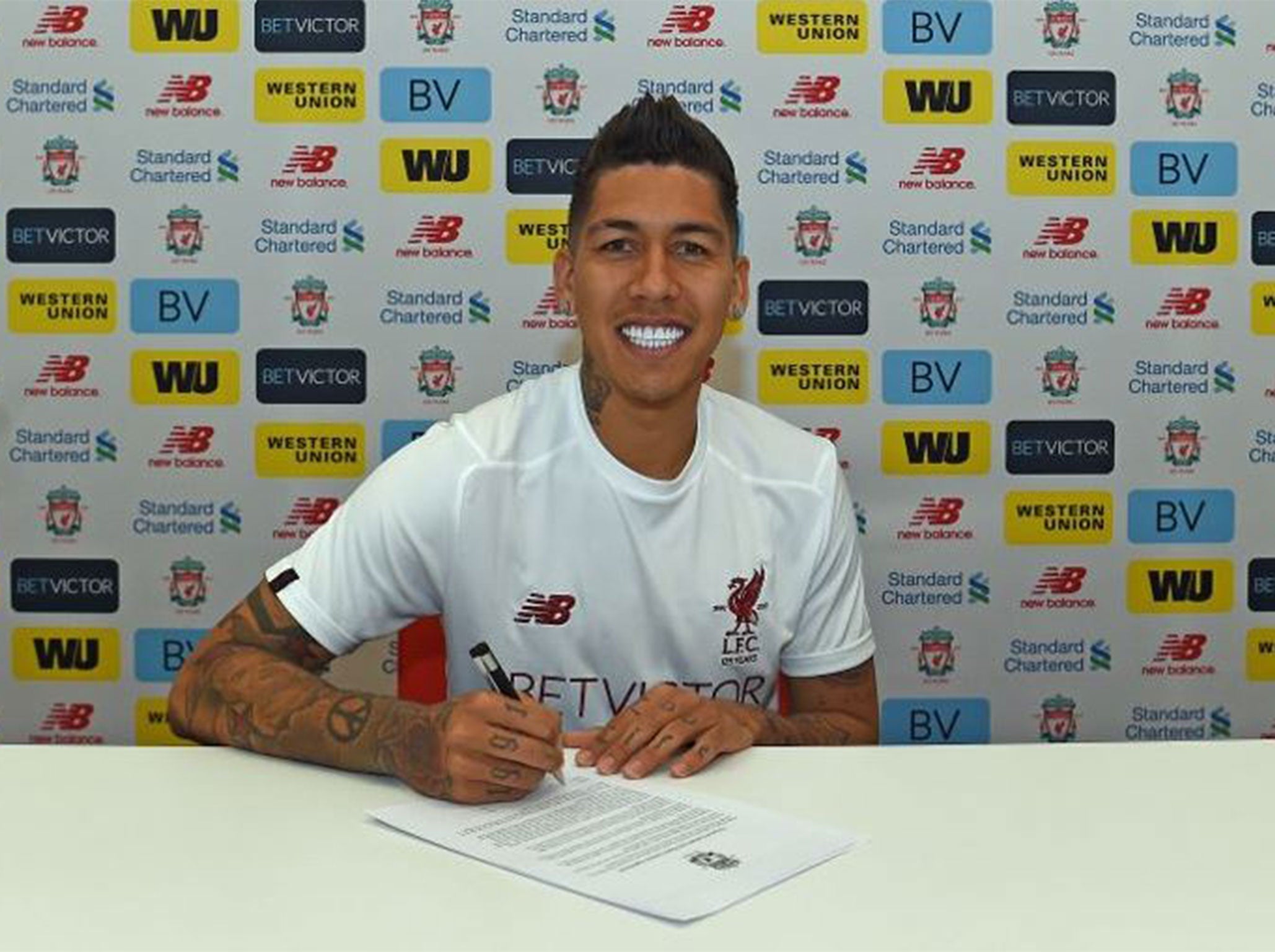 Roberto Firmino signs his new Liverpool deal