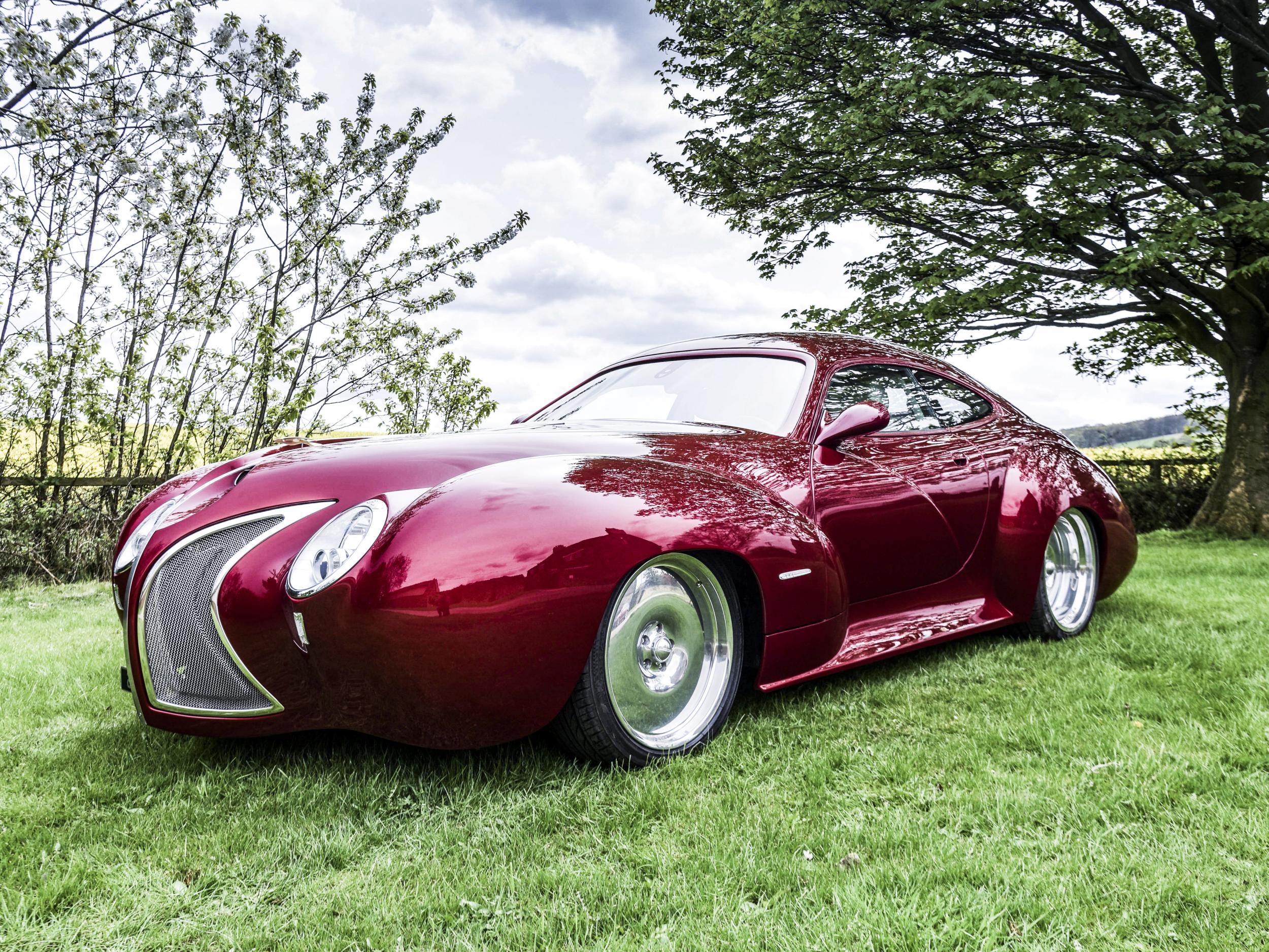 After Graham Slater remodelled the car using expanding foam and fibreglass, it resembles a boat-tailed Bugattis of the 1930s