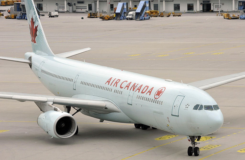 An Air Canada pilot ordered 23 pizzas for passengers