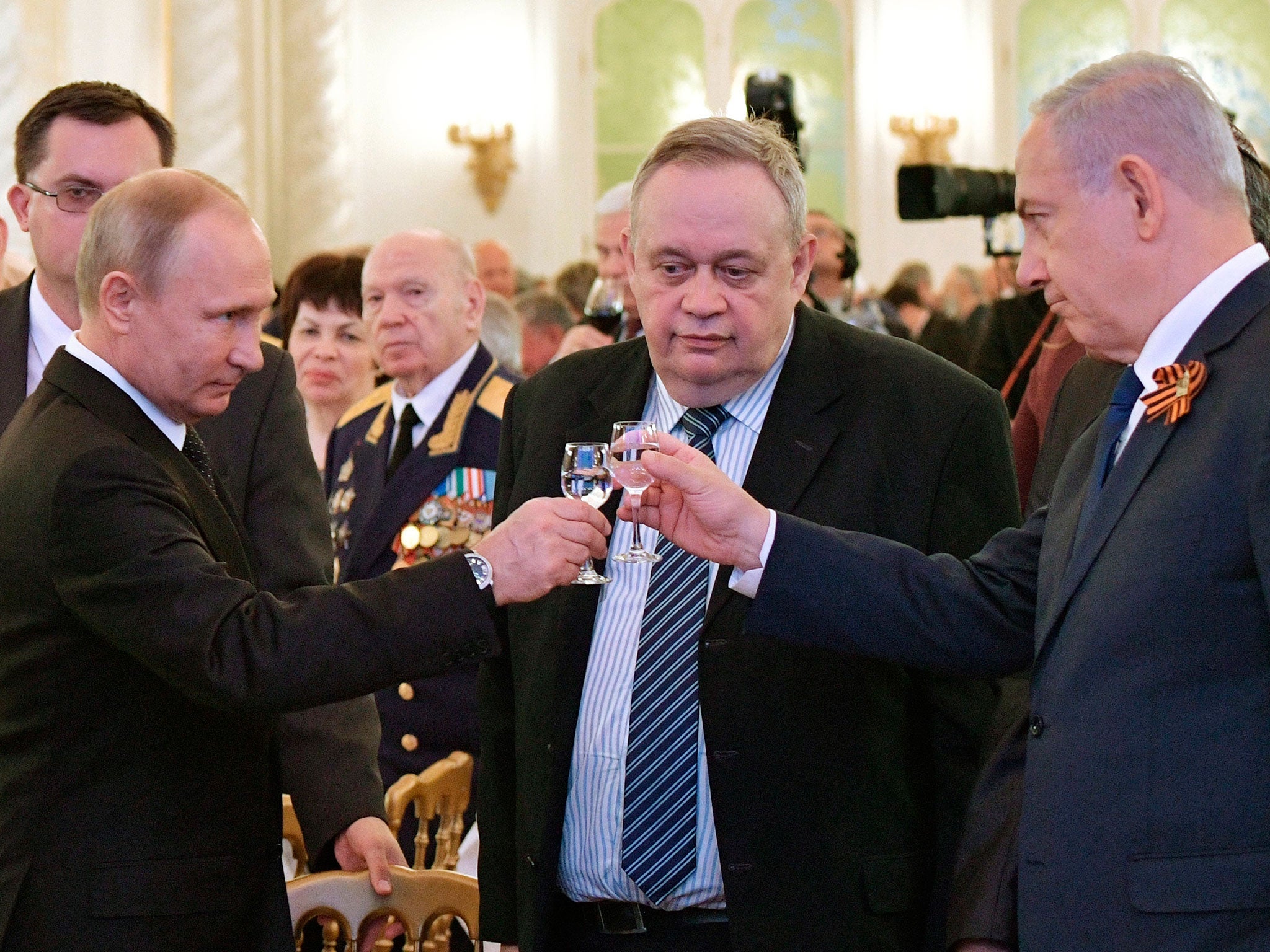 Putin and Netanyahu toast during a reception after the parade