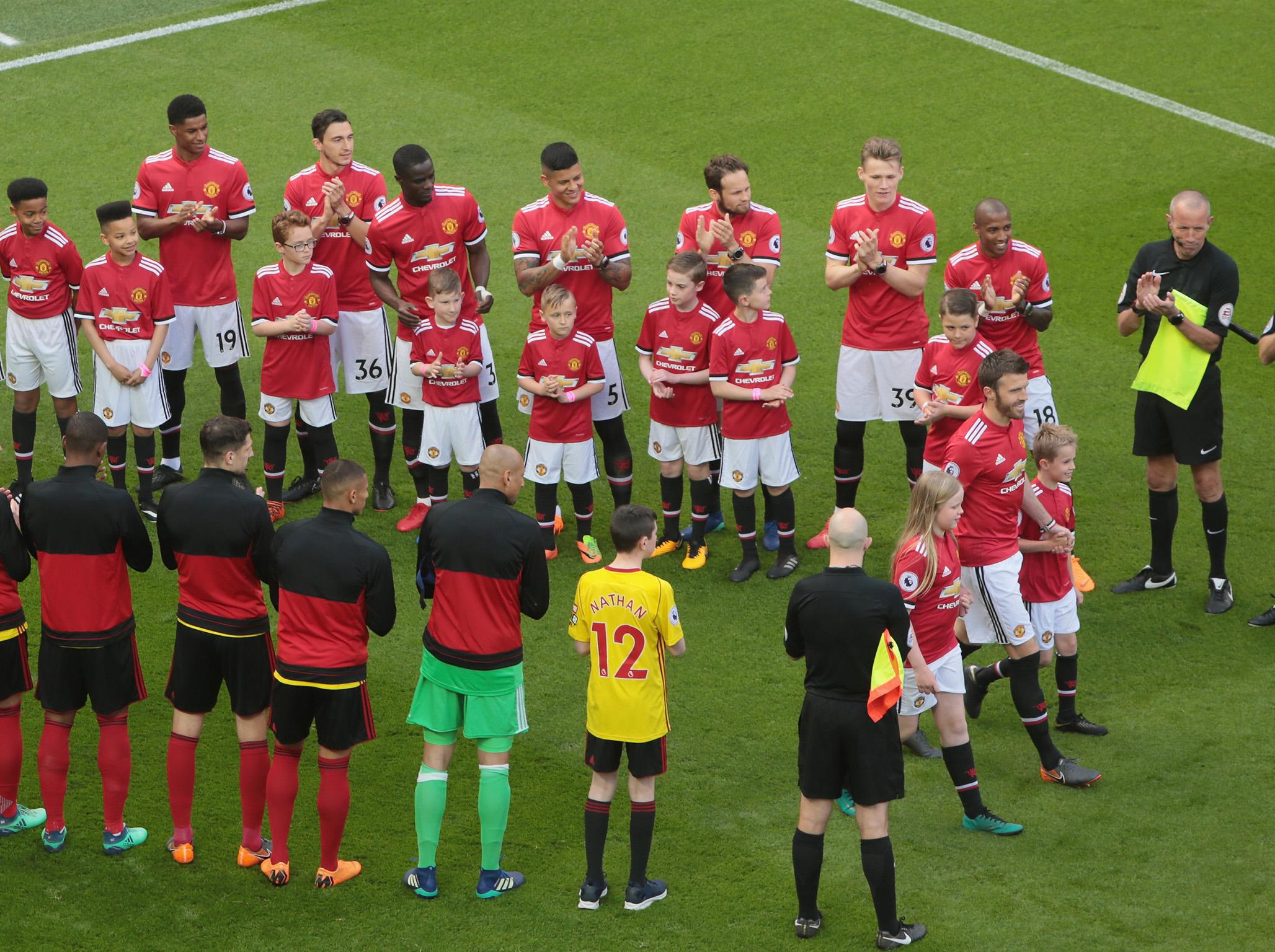 Michael Carrick is given a guard of honour