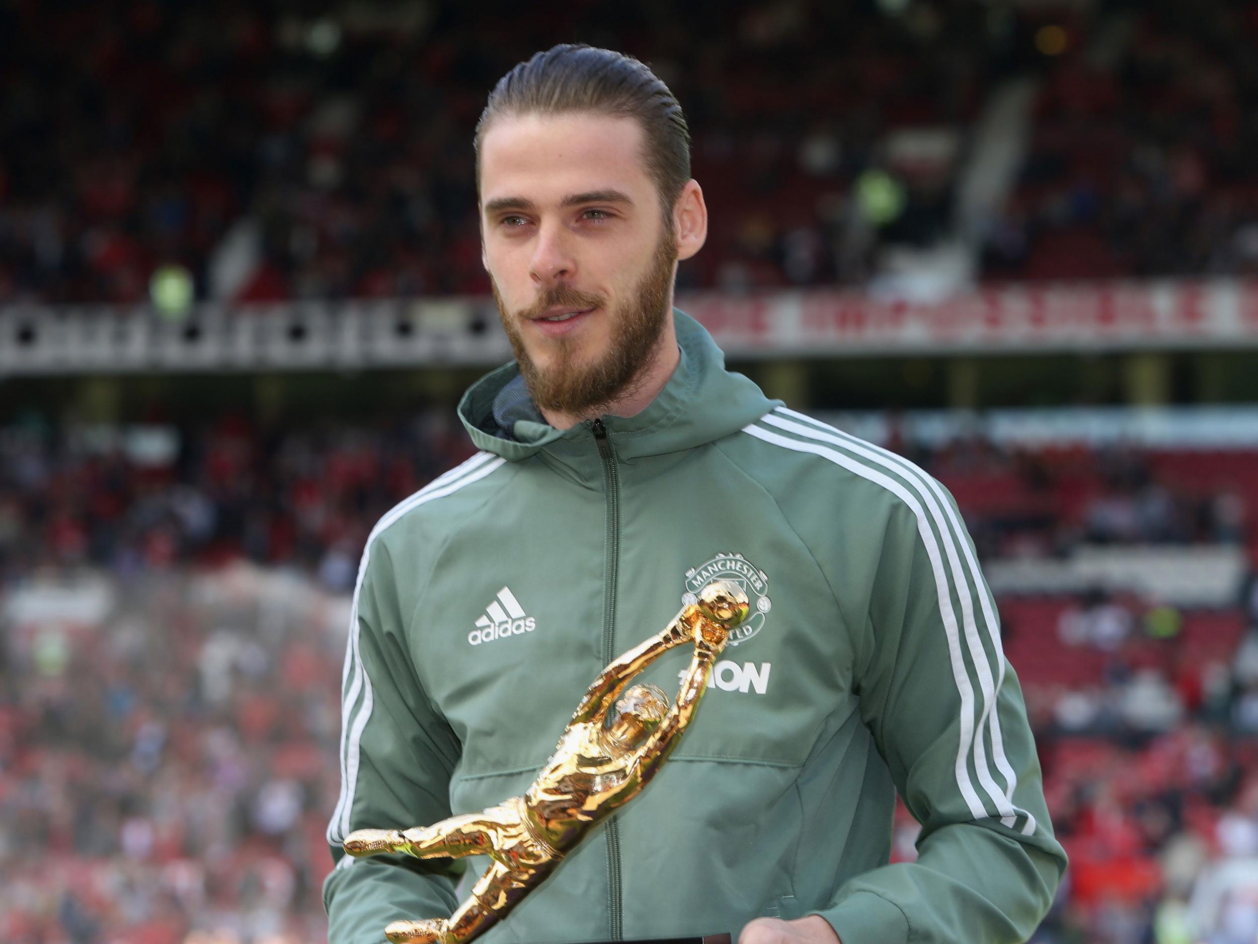 David de Gea poses with the Golden Gloves goalkeeping award