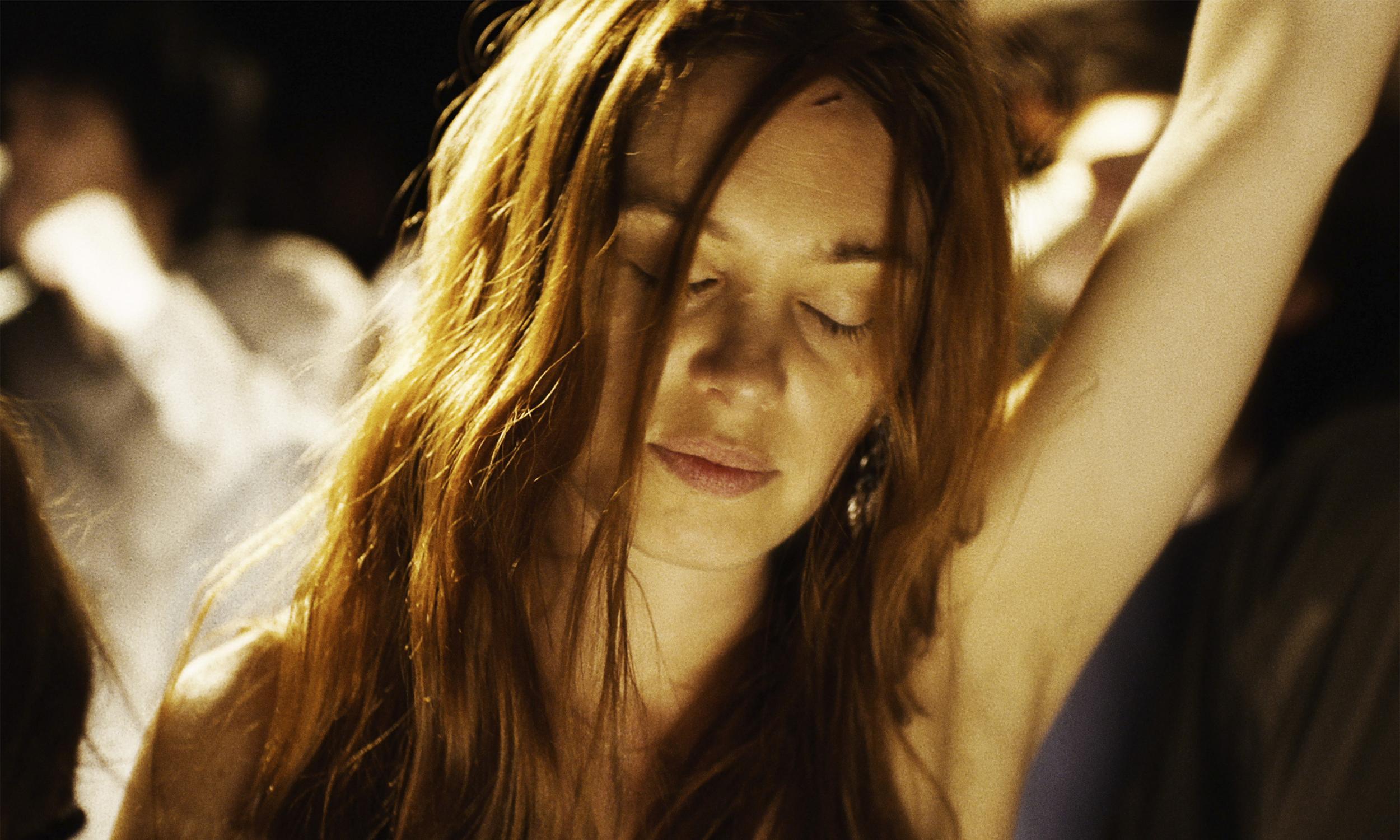 No setback keeps Paula down for too long. Dosch plays her with a manic, improvisatory energy