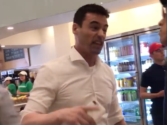 A man unloads on restaurant workers for speaking Spanish in New York