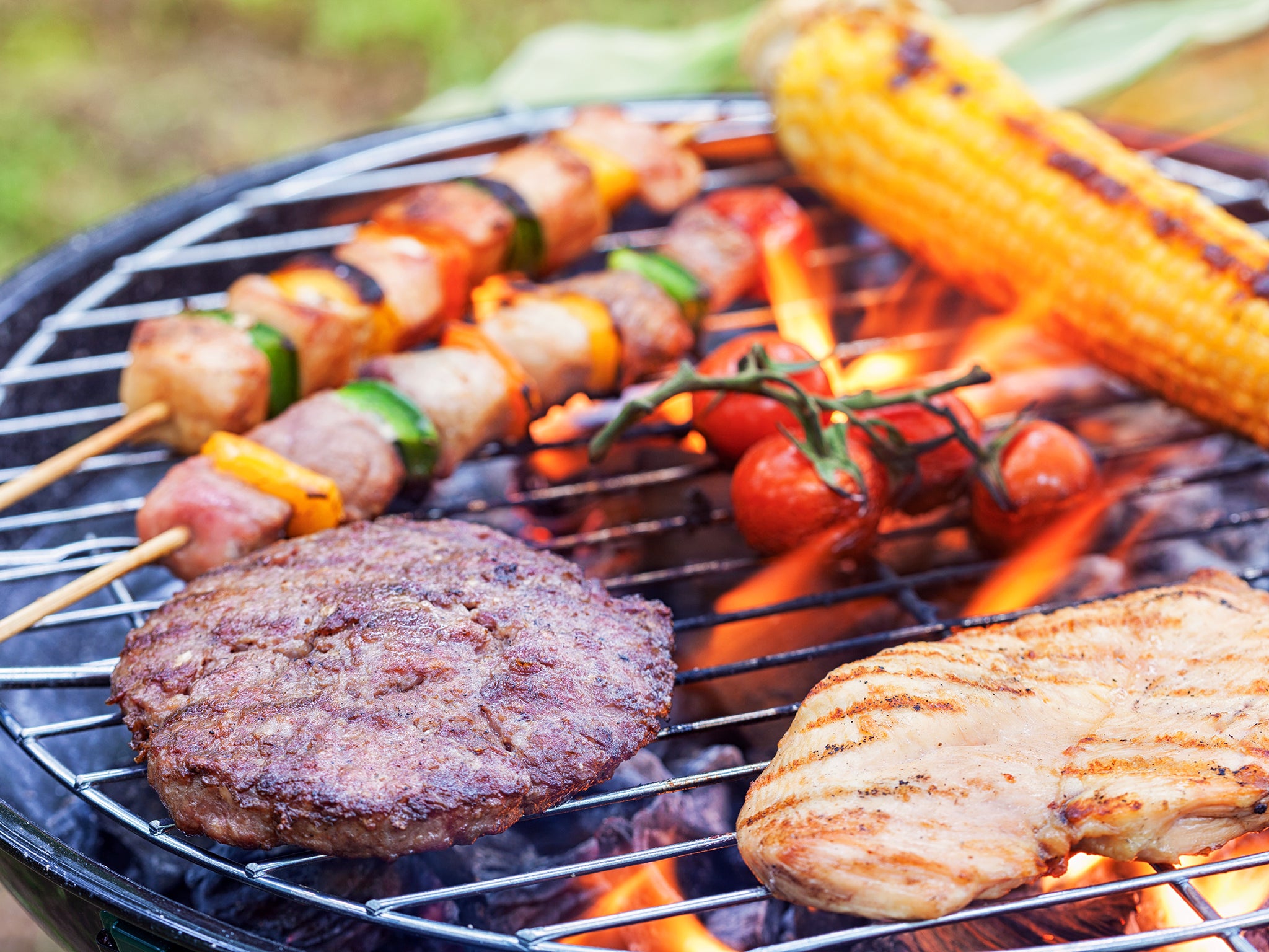 Prearing meat and vegetables on a BBQ