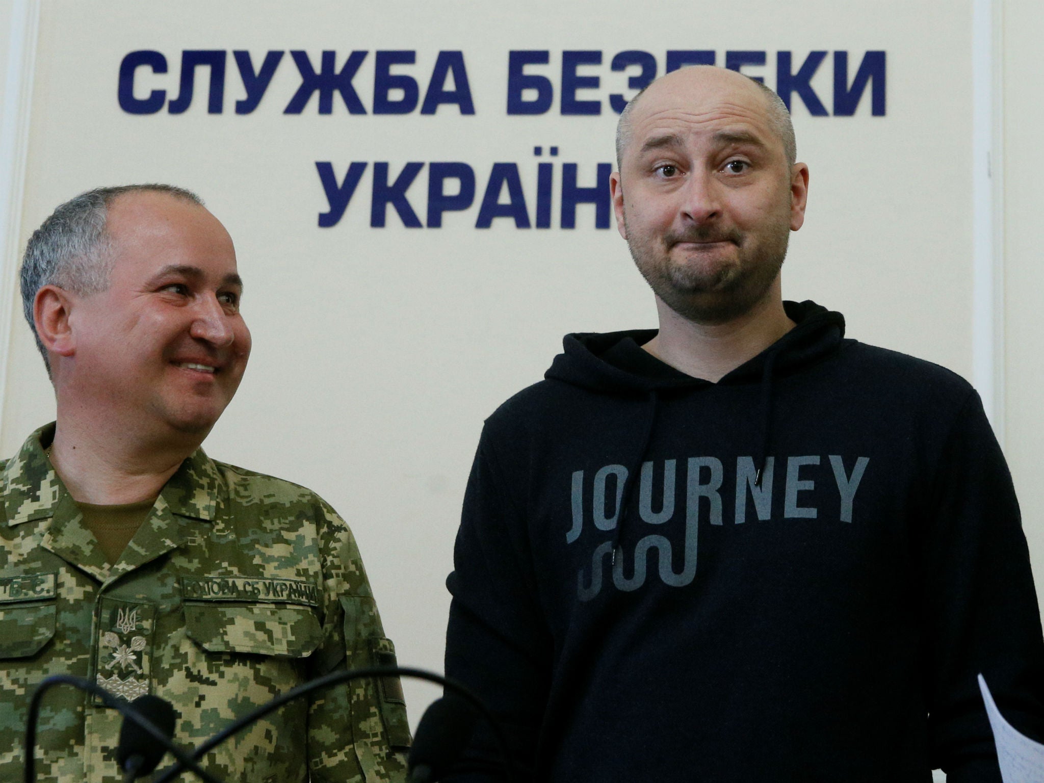 Russian journalist Arkady Babchenko (right) with the head of Ukraine’s state security service (SBU) Vasily Gritsak