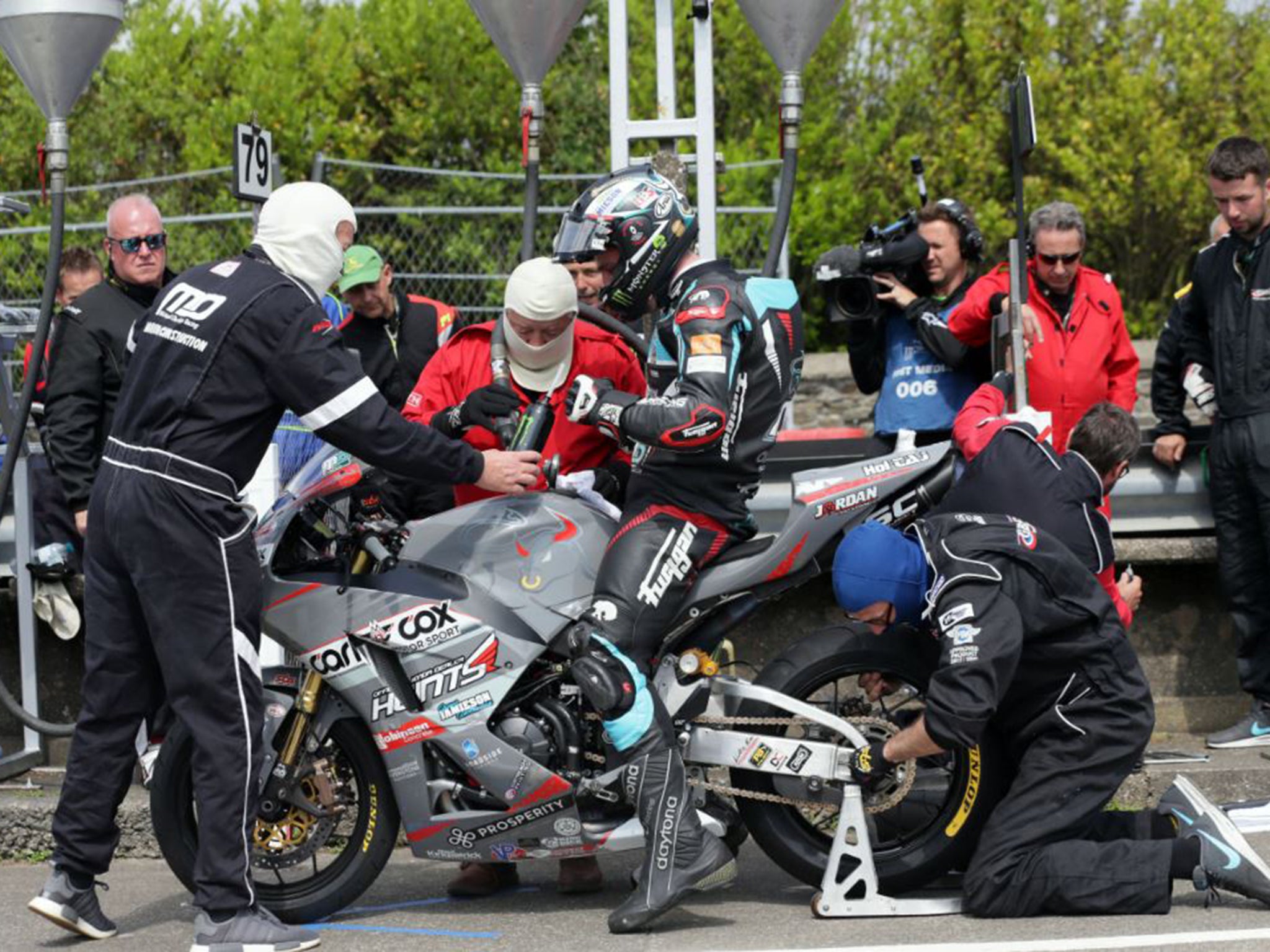 Dunlop was the only front-runner to change his rear tyre after lap two