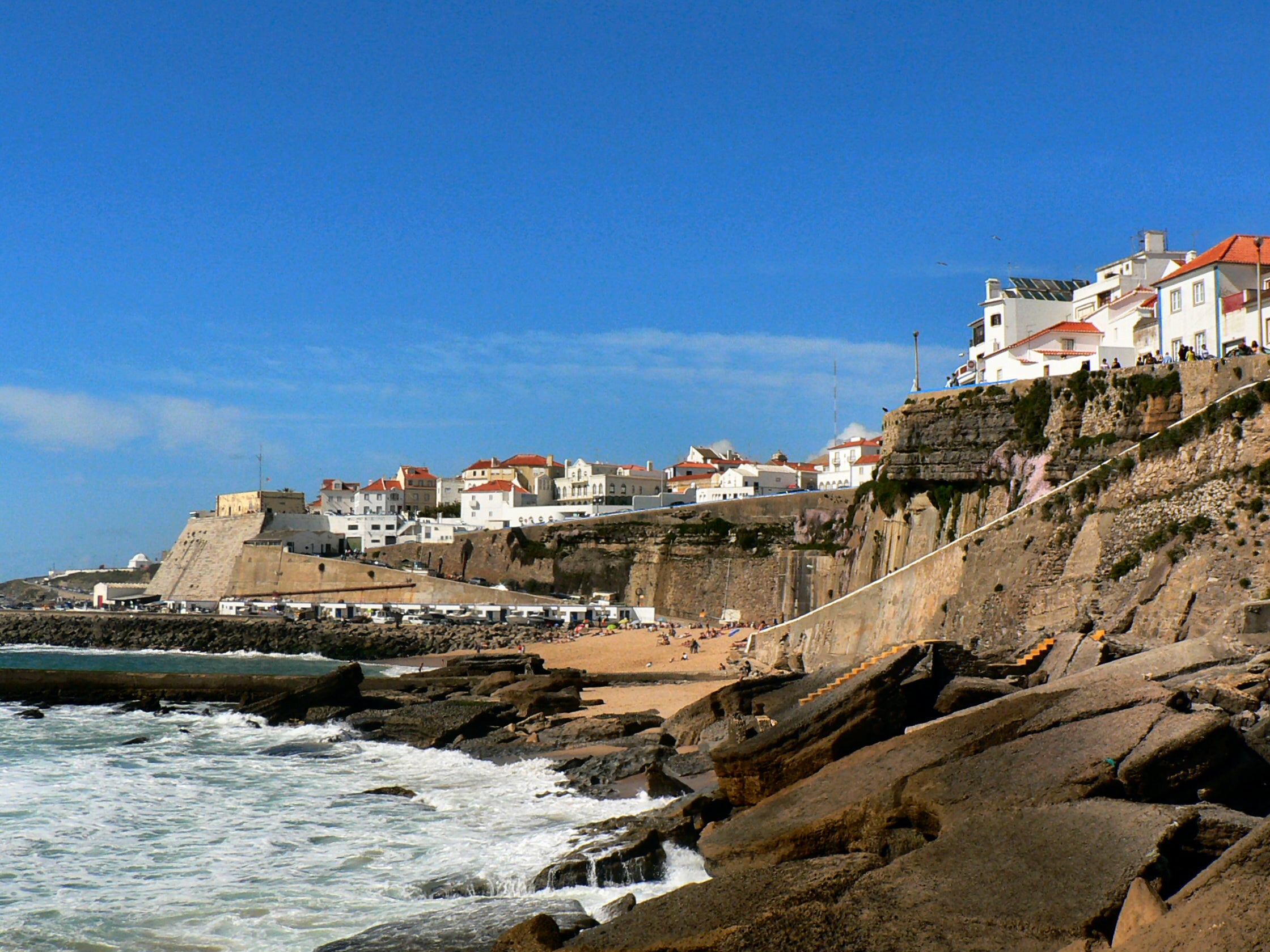 Police do not suspect foul play after an Austrlian man and British woman were found dead below a 30-metre wall in Praia dos Pescadores