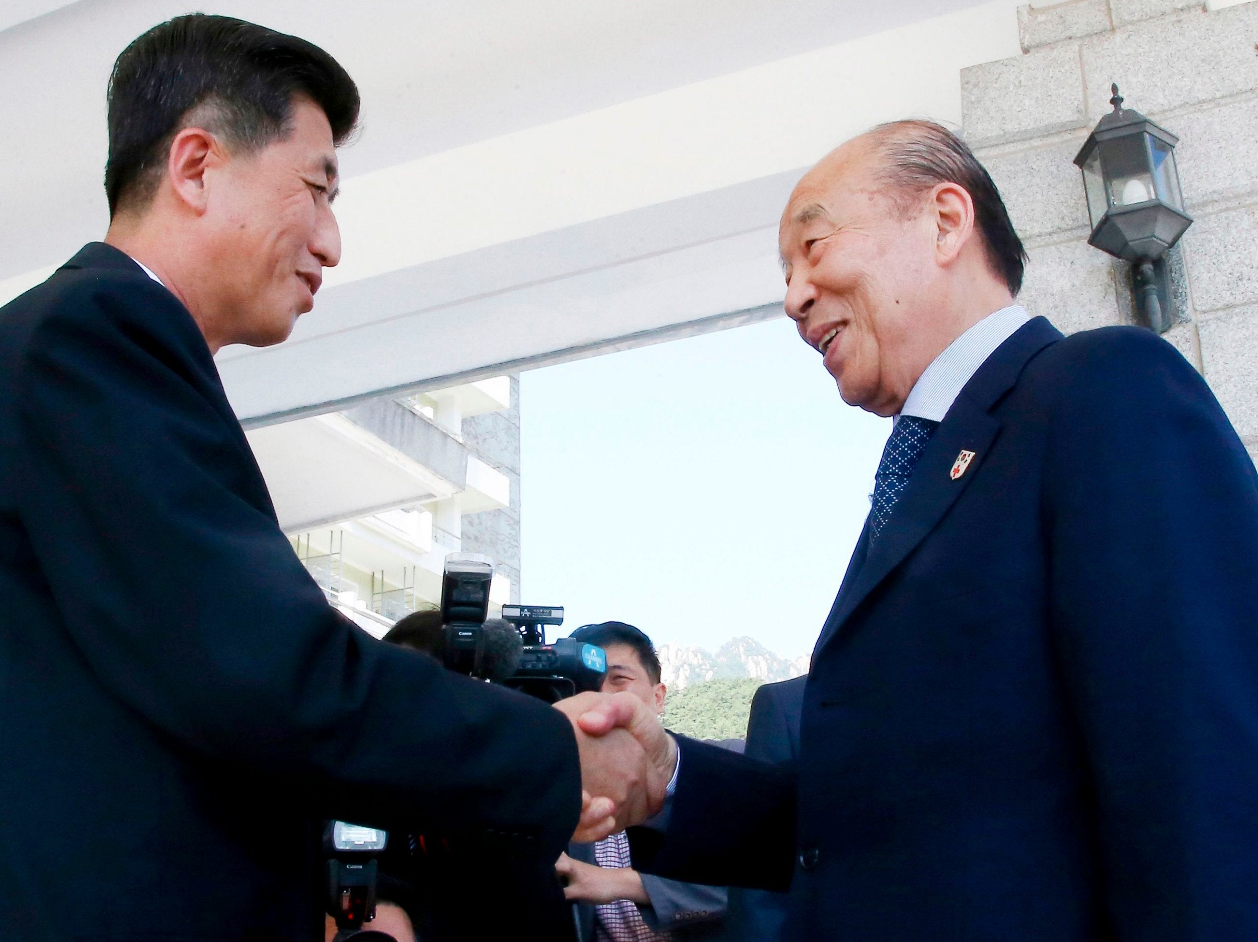 South Korea’s chief delegate, Park Kyung-seo (right), shakes hands with his North Korean counterpart, Pak Yong-il (AFP/Getty Images)