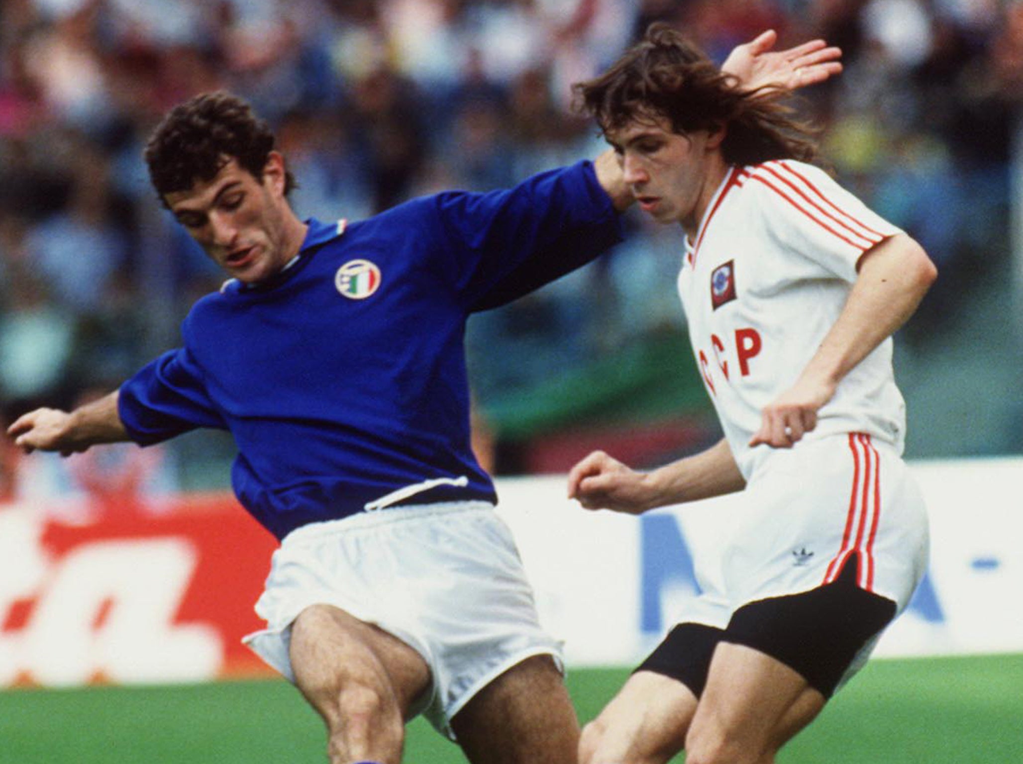 Aleksandr Mostovoi in action for the USSR against Italy, in 1990