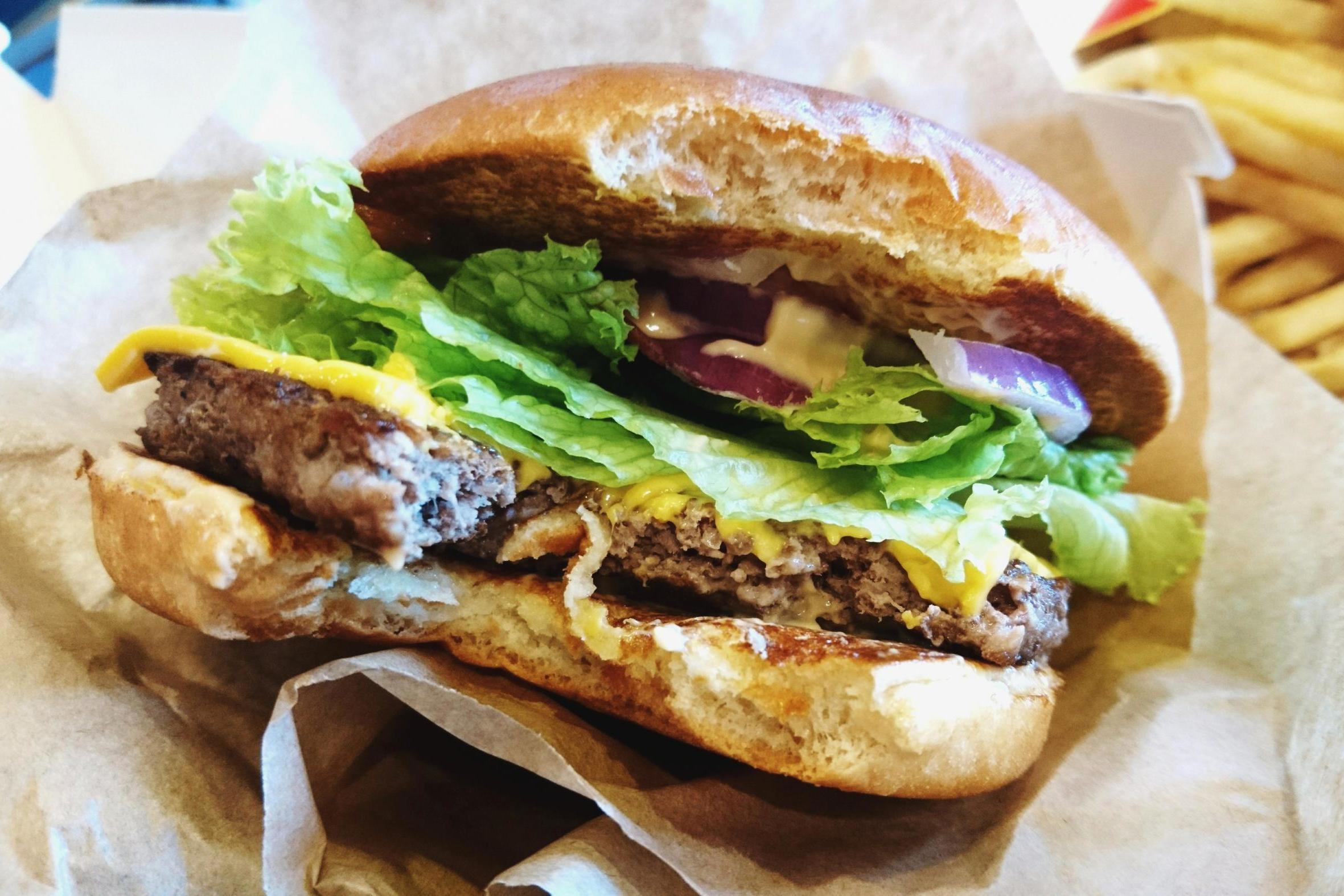 Police officer confuses seasoning for dirt on fast food burger (Stock)