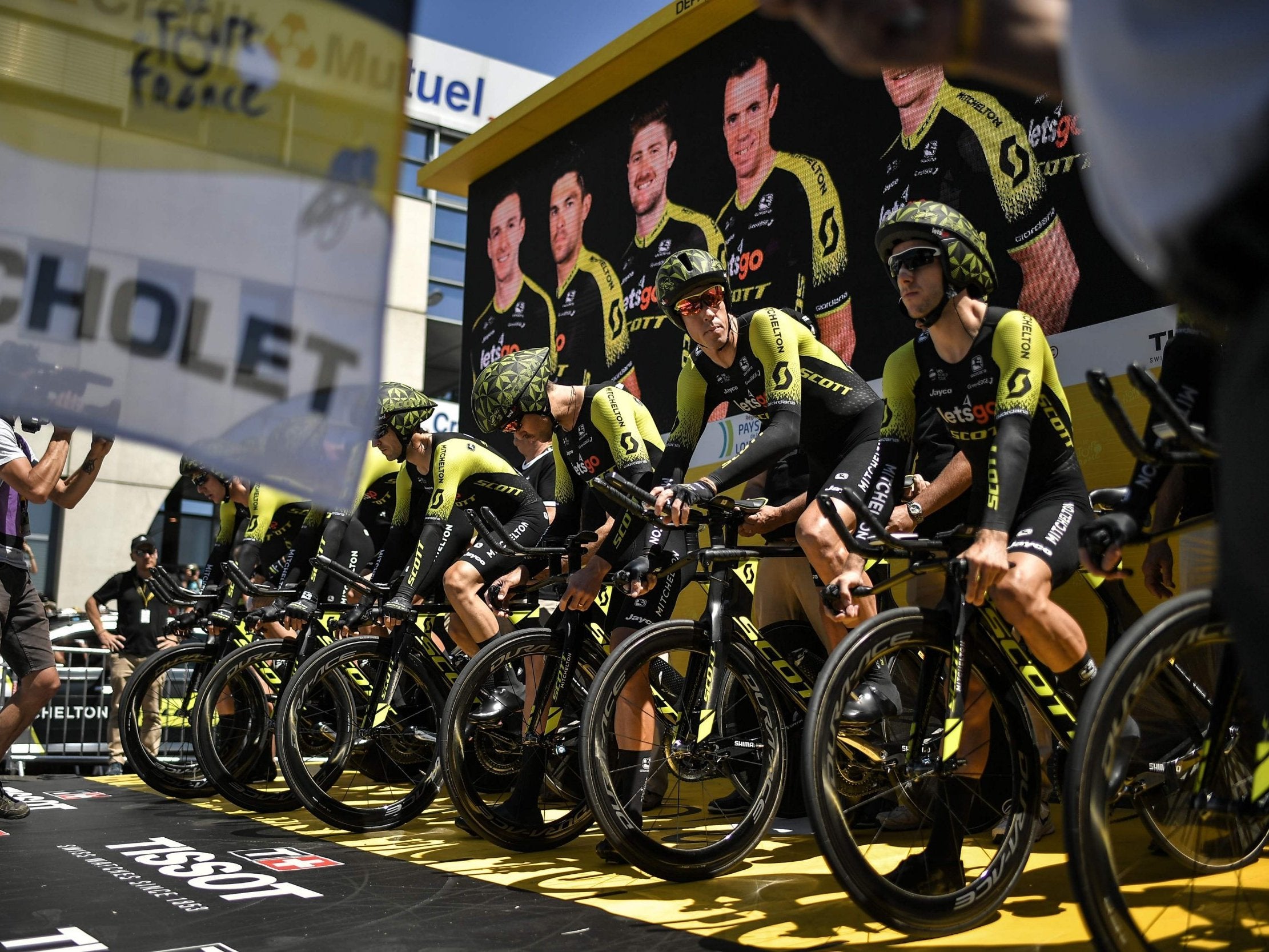 Mitchelton-Scott prepare to take the start at stage three