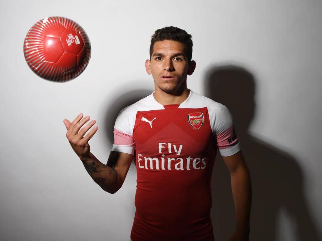 Lucas Torreira shows off his juggling skills